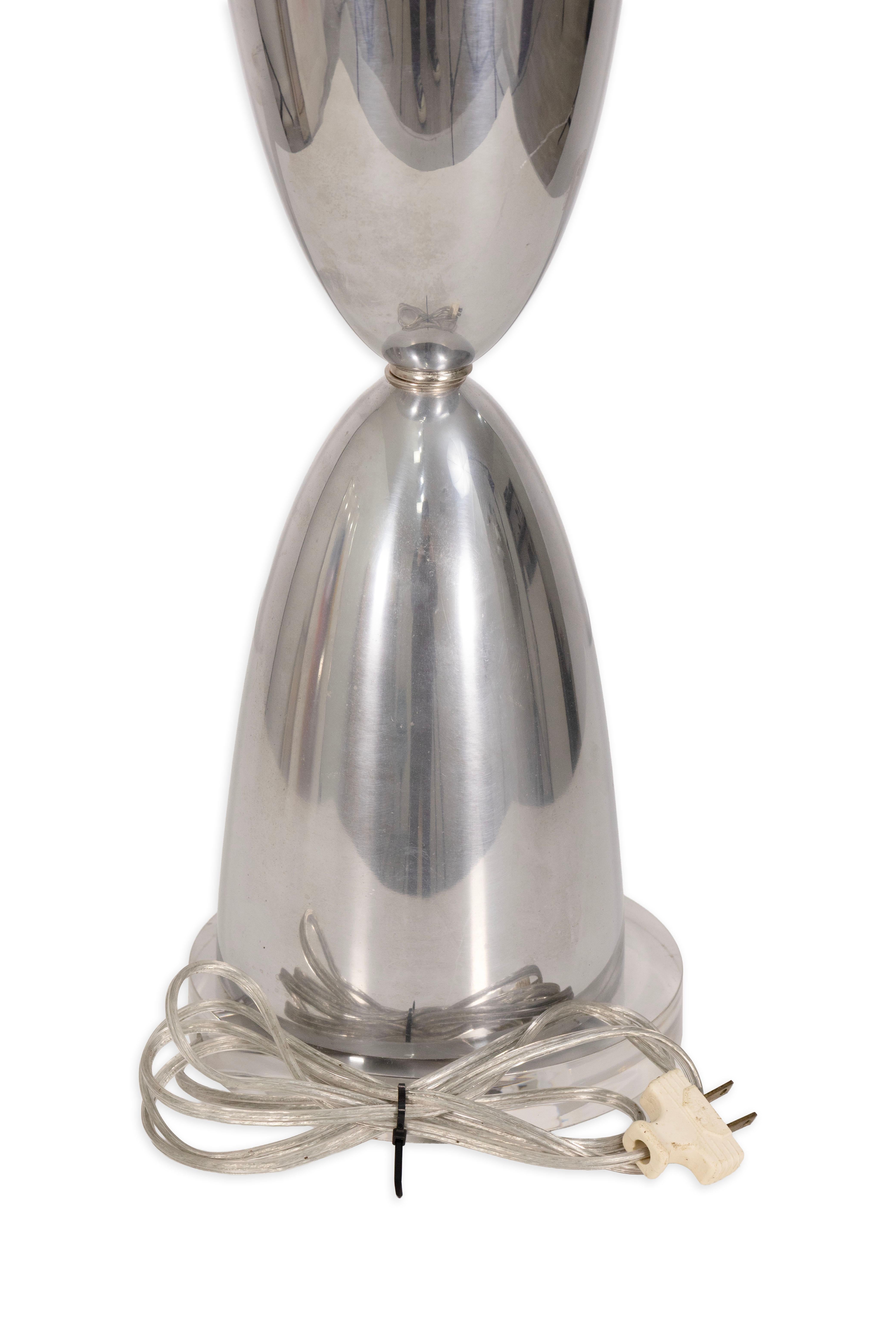 Coppia di lampade da tavolo in alluminio lucido della metà del secolo scorso su basi in lucite in vendita 1