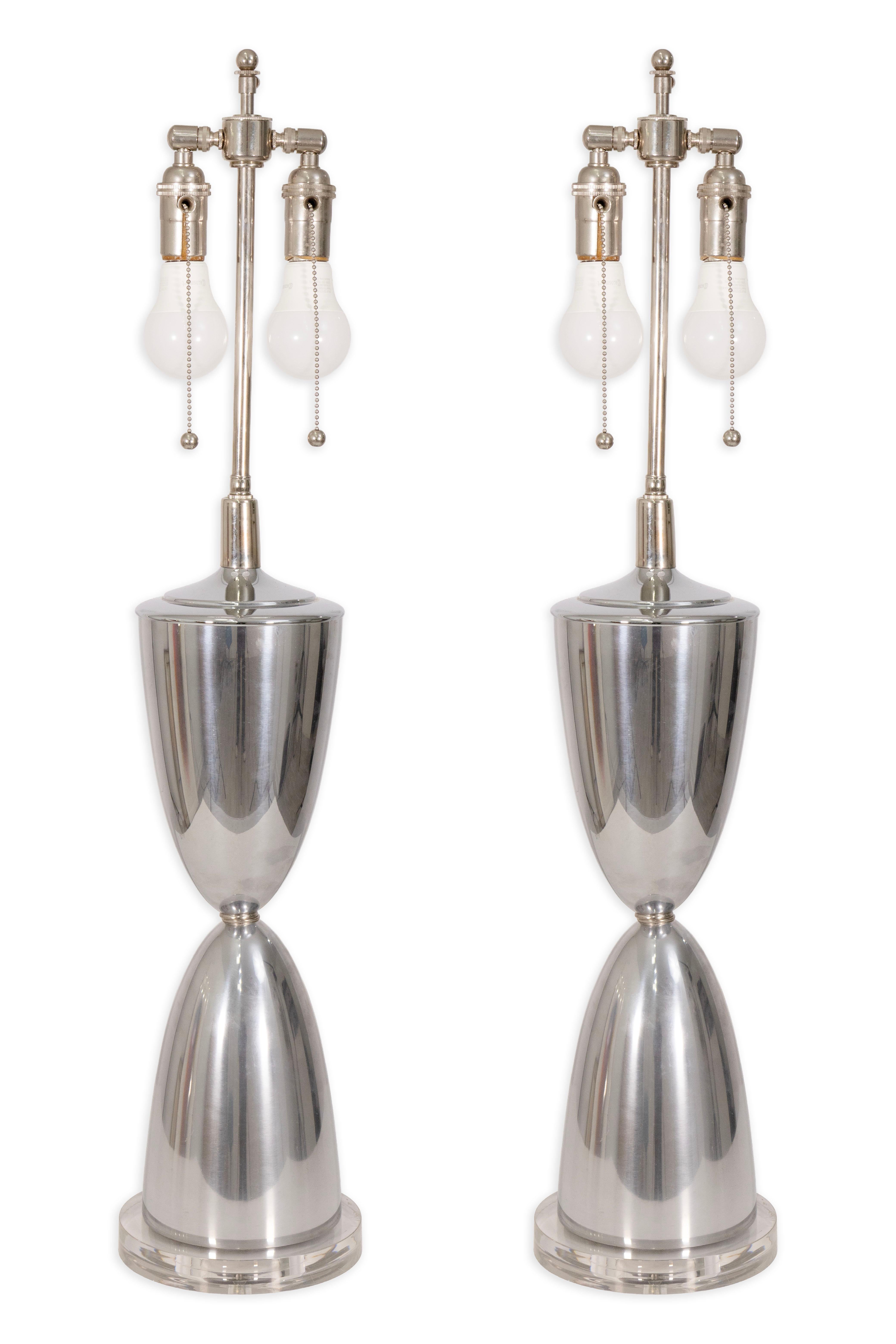 Coppia di lampade da tavolo in alluminio lucido della metà del secolo scorso su basi in lucite in vendita 2