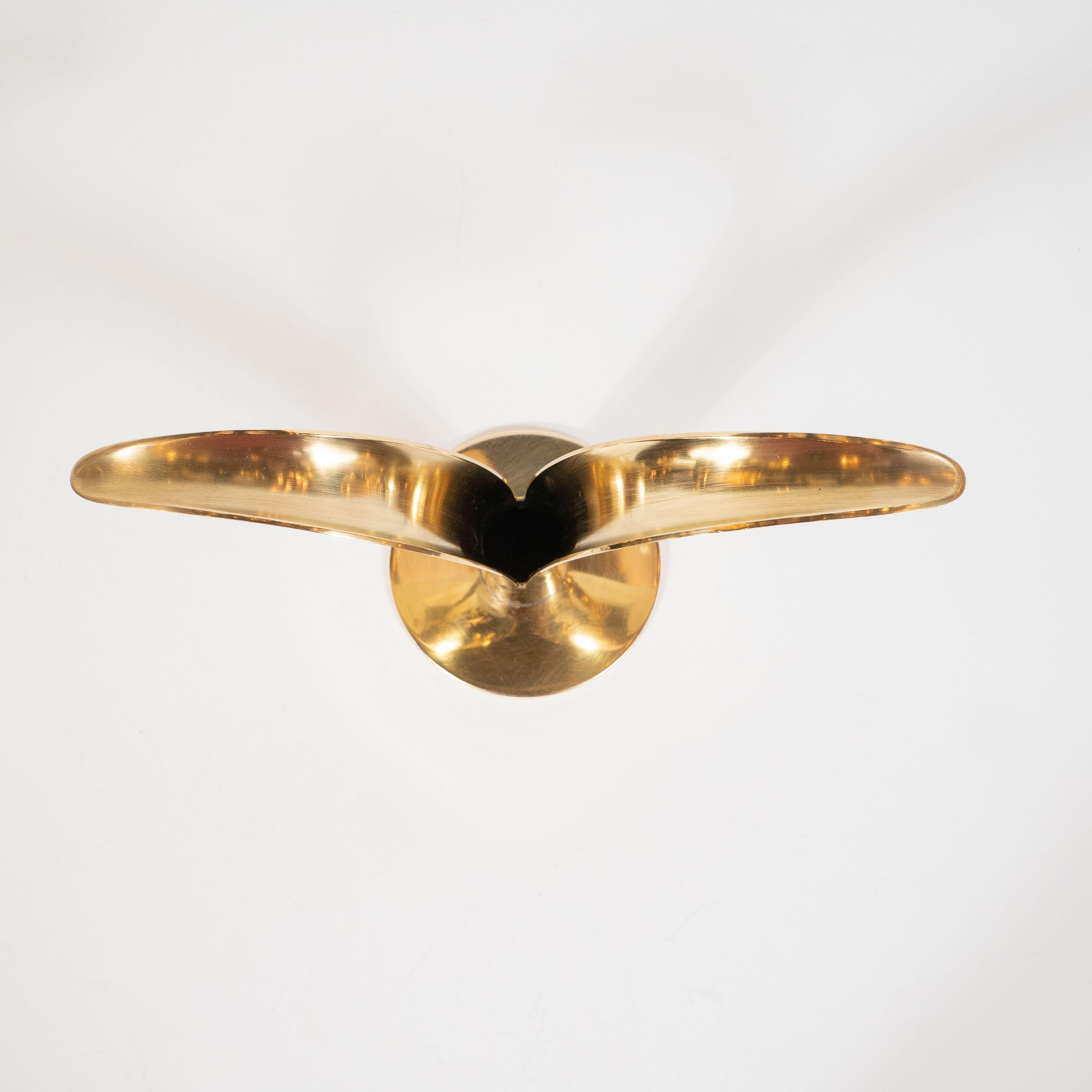 Mid-Century moderno Coppia di portacandele a forma di giglio in ottone lucido della ditta Konst of Sweden, della metà del secolo scorso in vendita