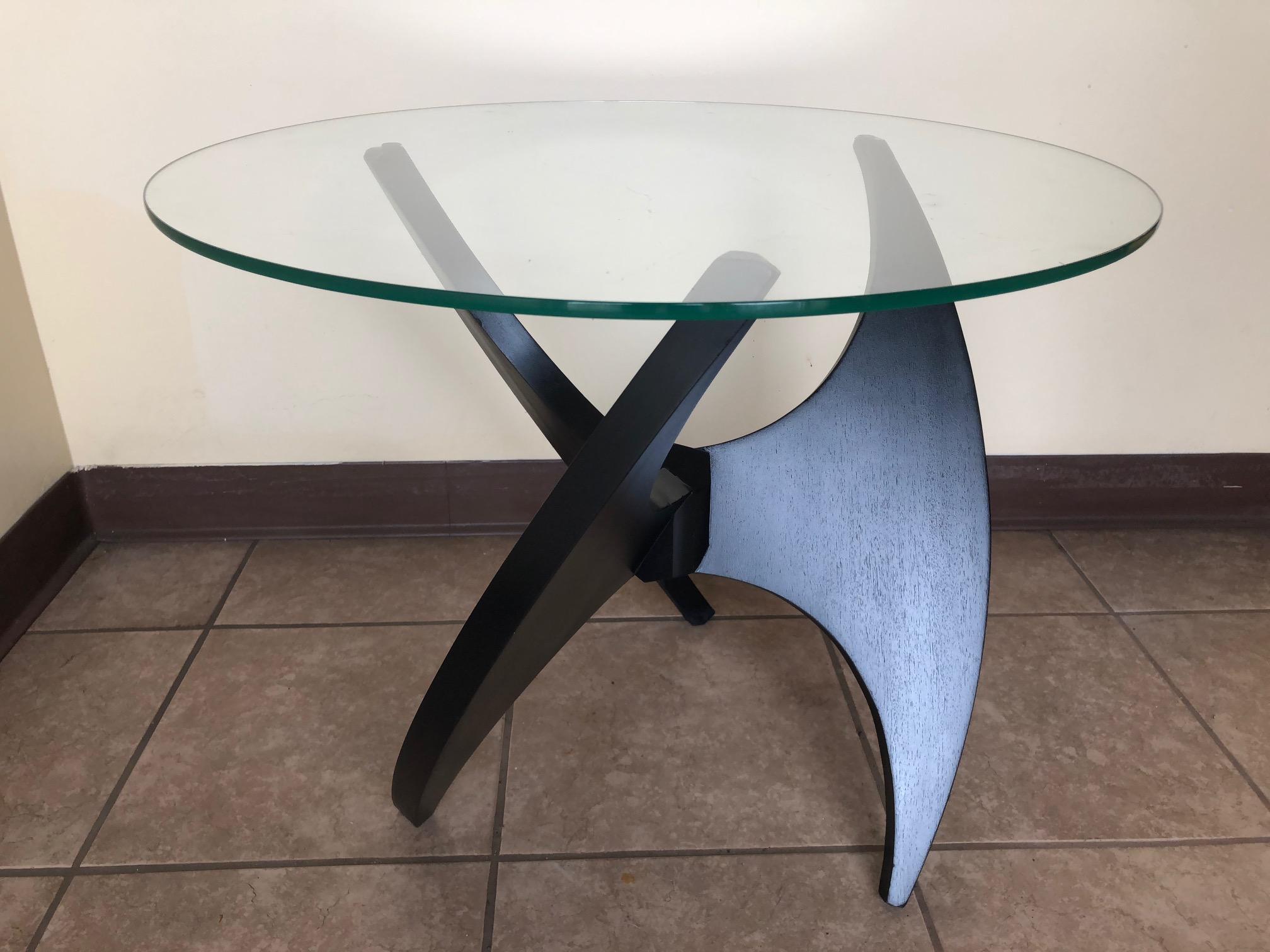 Pair of Mid-Century Modern Propeller Side Tables In Good Condition For Sale In New York, NY