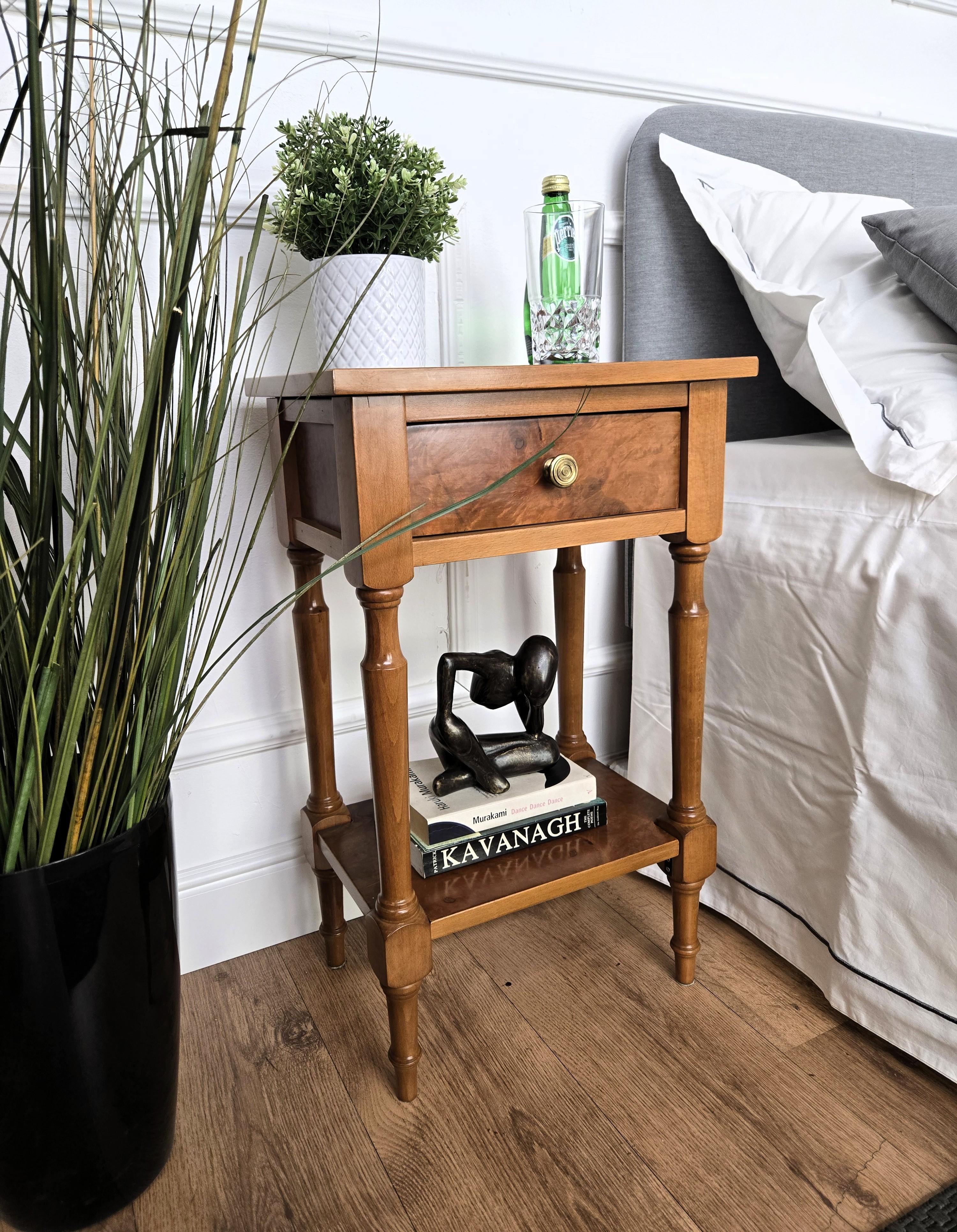Néo-Régence Paire de tables de nuit en bois italiennes de style Régence, modernes du milieu du siècle, pour le lit ou les tables d'appoint en vente