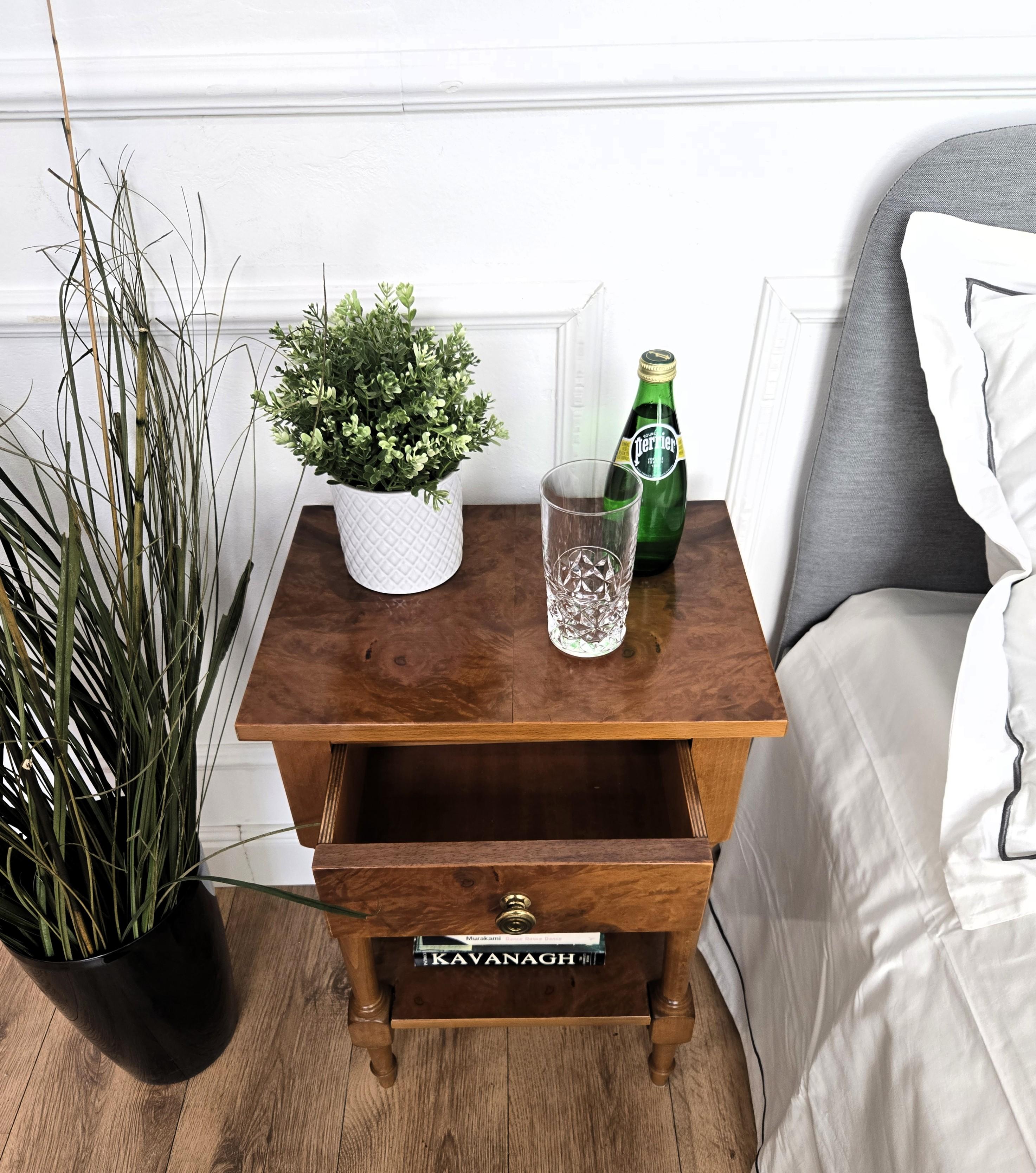 Paire de tables de nuit en bois italiennes de style Régence, modernes du milieu du siècle, pour le lit ou les tables d'appoint Bon état - En vente à Carimate, Como