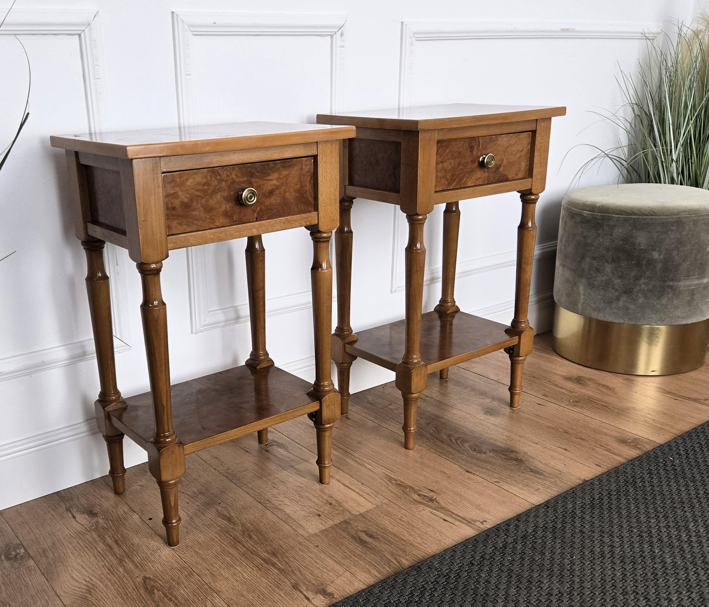 20ième siècle Paire de tables de nuit en bois italiennes de style Régence, modernes du milieu du siècle, pour le lit ou les tables d'appoint en vente