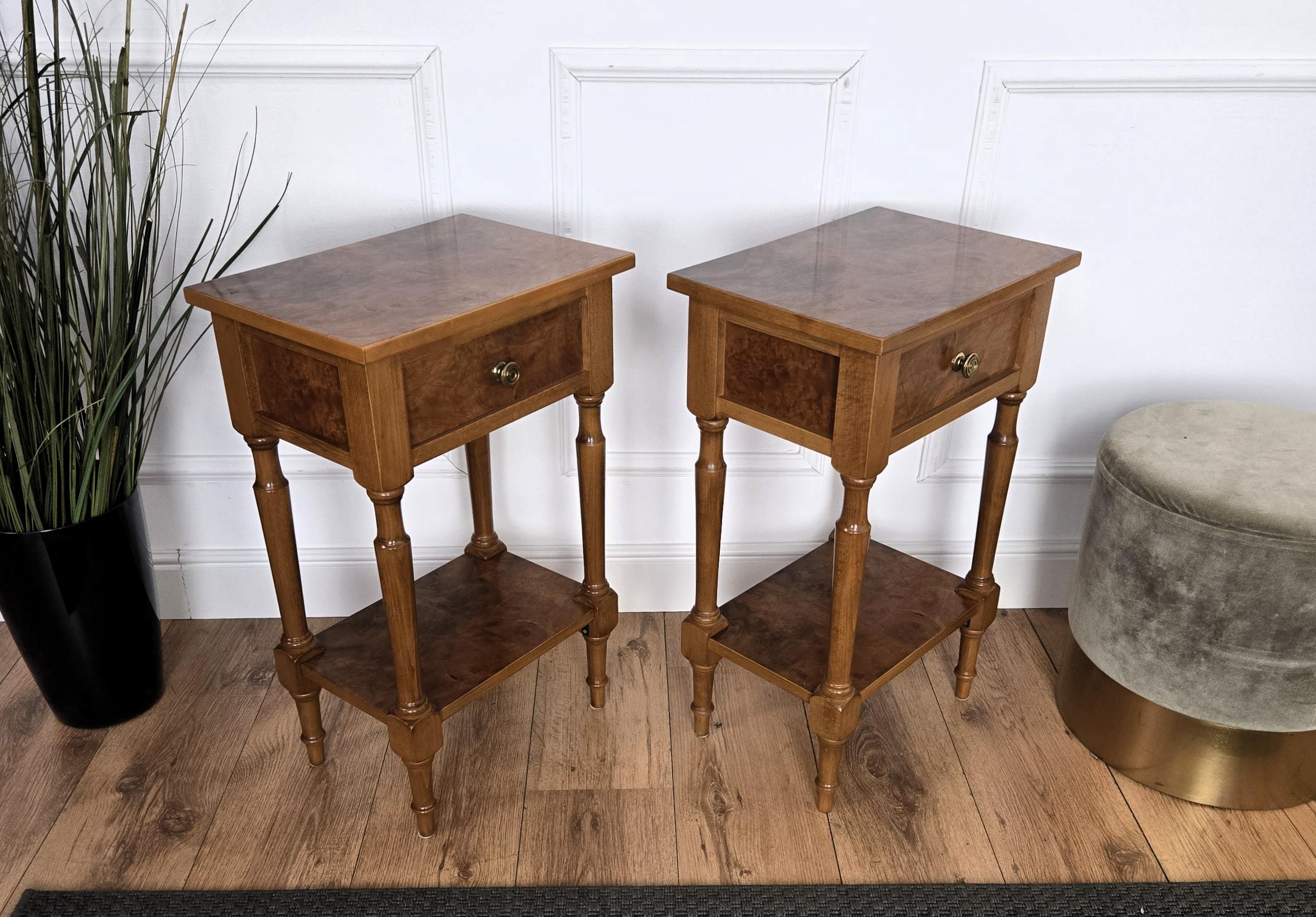 Laiton Paire de tables de nuit en bois italiennes de style Régence, modernes du milieu du siècle, pour le lit ou les tables d'appoint en vente