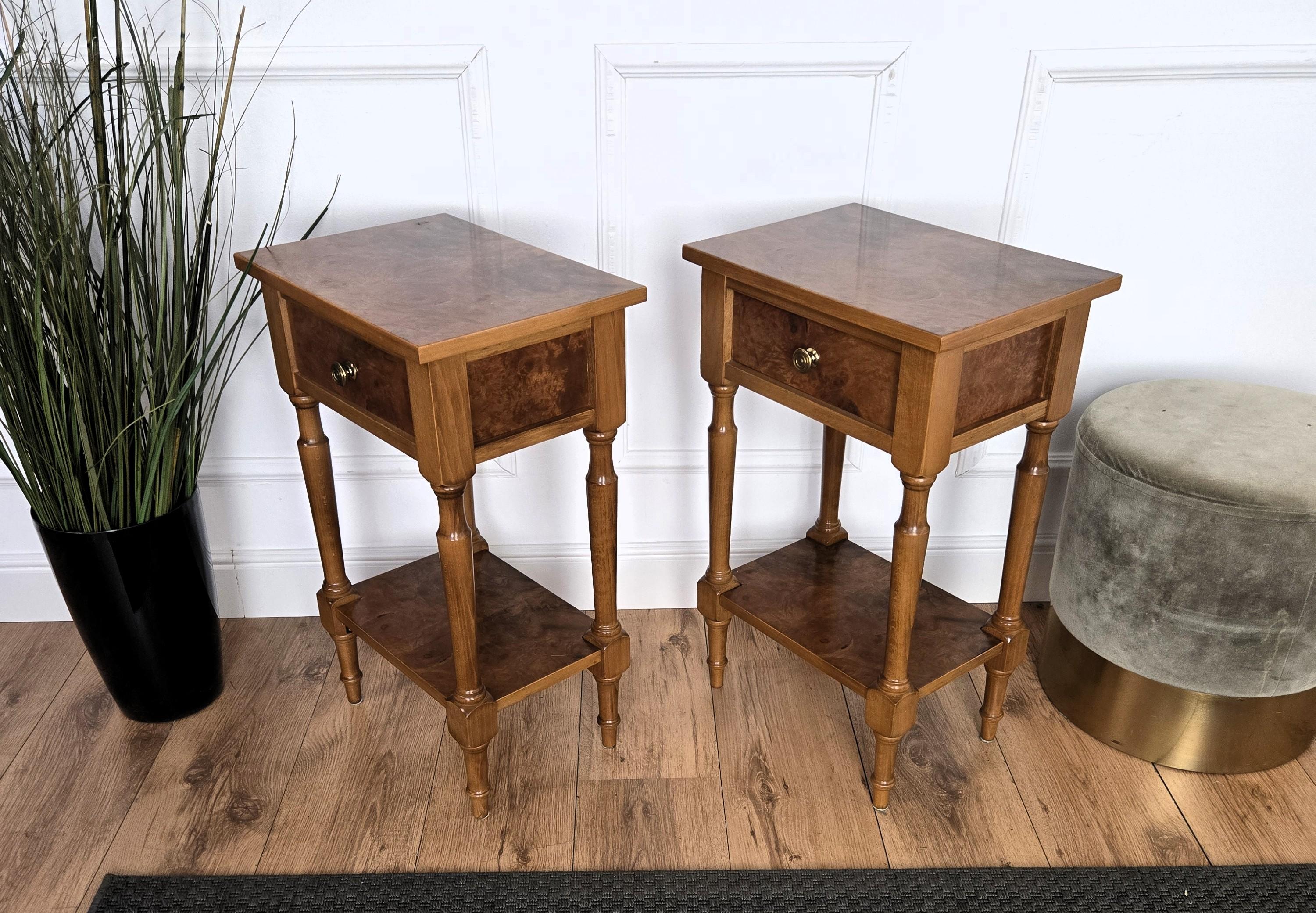 Paire de tables de nuit en bois italiennes de style Régence, modernes du milieu du siècle, pour le lit ou les tables d'appoint en vente 1