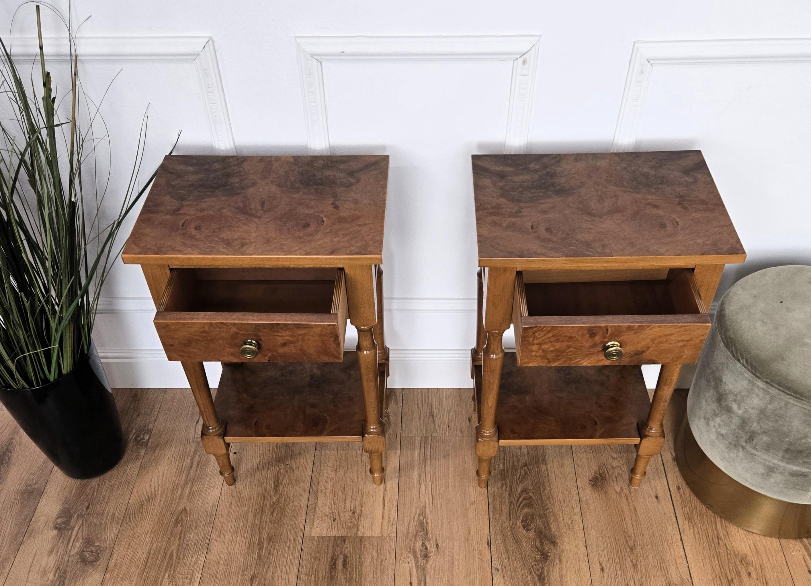 Paire de tables de nuit en bois italiennes de style Régence, modernes du milieu du siècle, pour le lit ou les tables d'appoint en vente 2