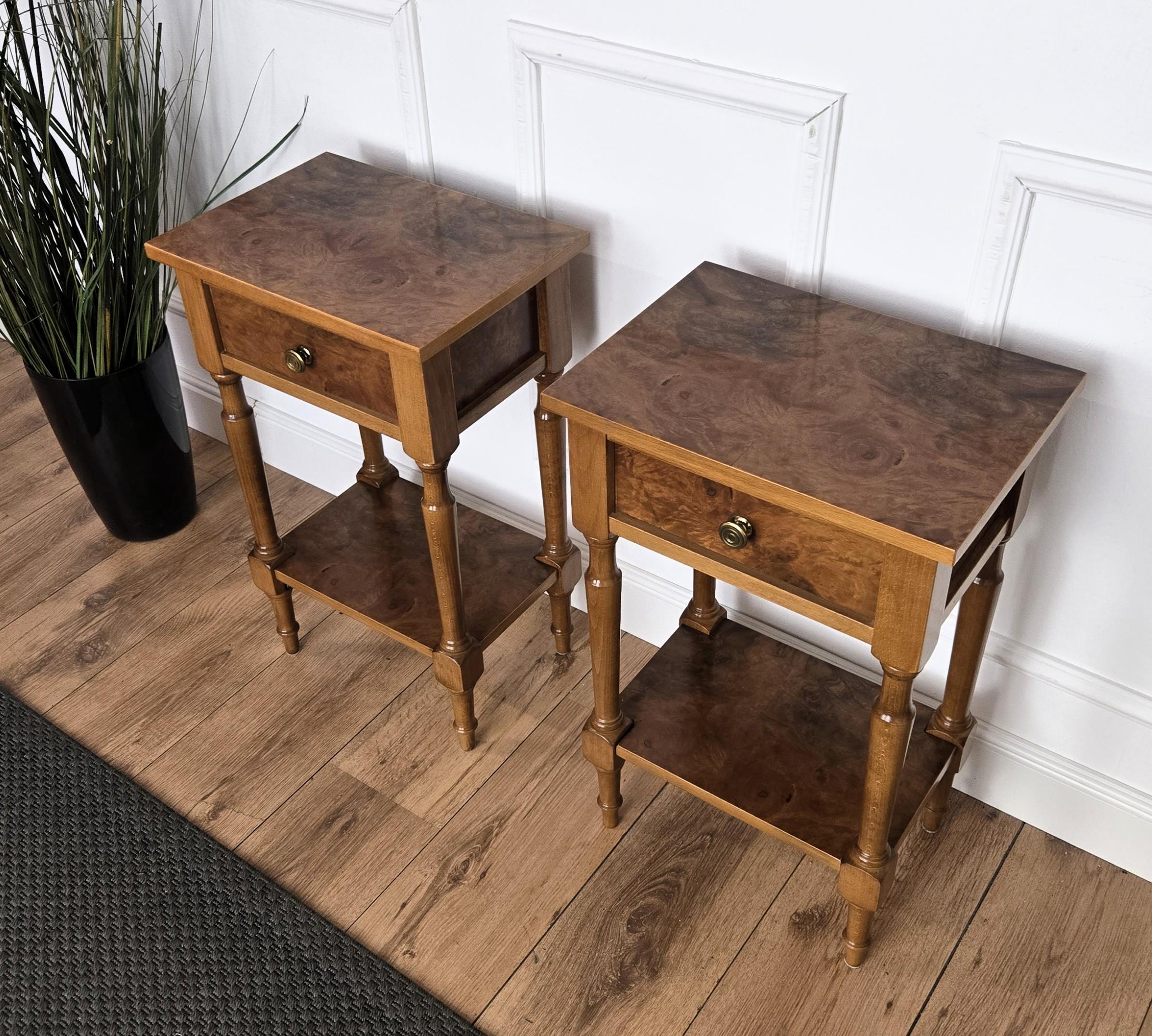 Paire de tables de nuit en bois italiennes de style Régence, modernes du milieu du siècle, pour le lit ou les tables d'appoint en vente 3