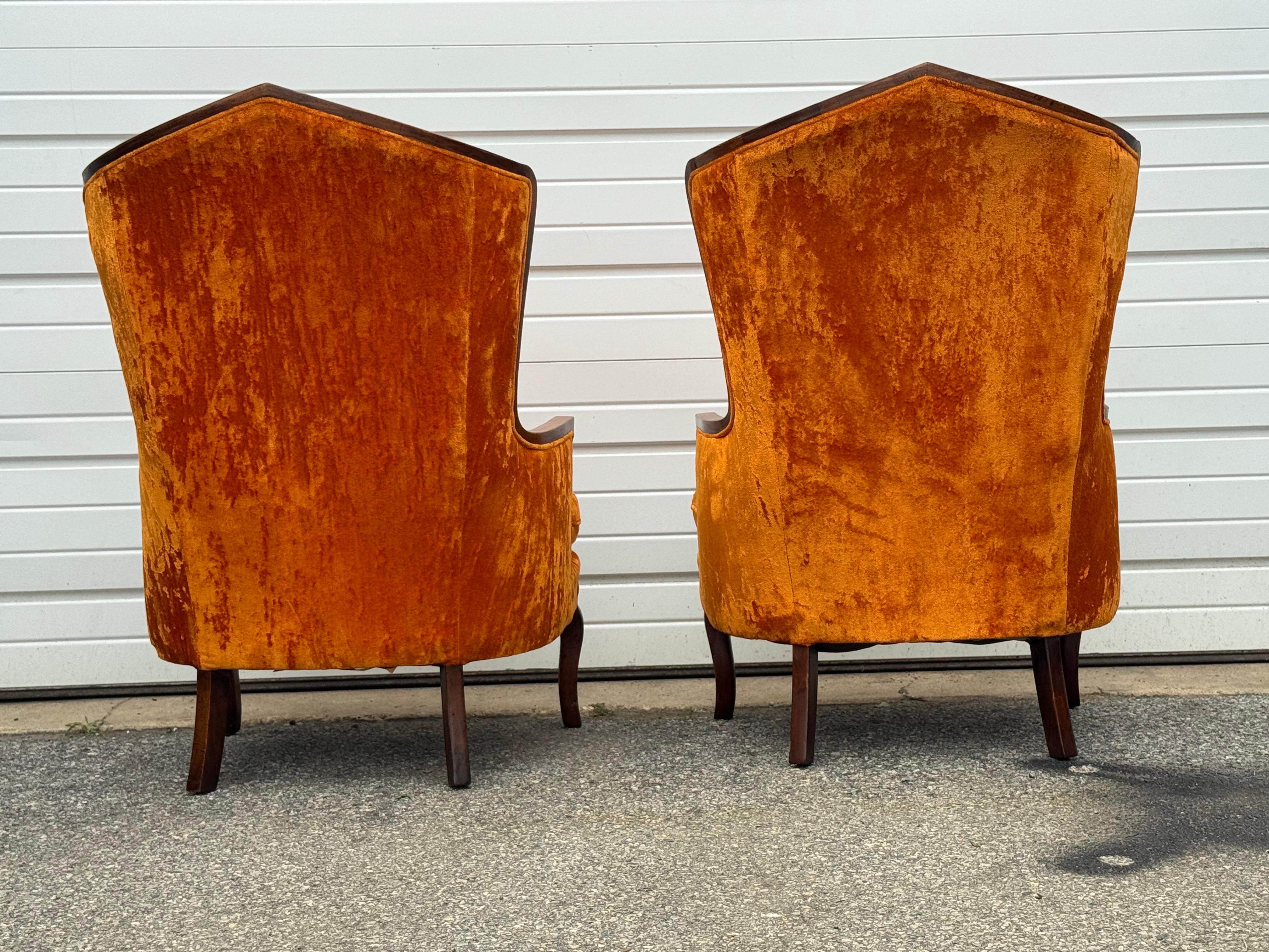Pareja de Sillones Regency de mediados de siglo modernos con respaldo de terciopelo acolchado naranja en venta 3