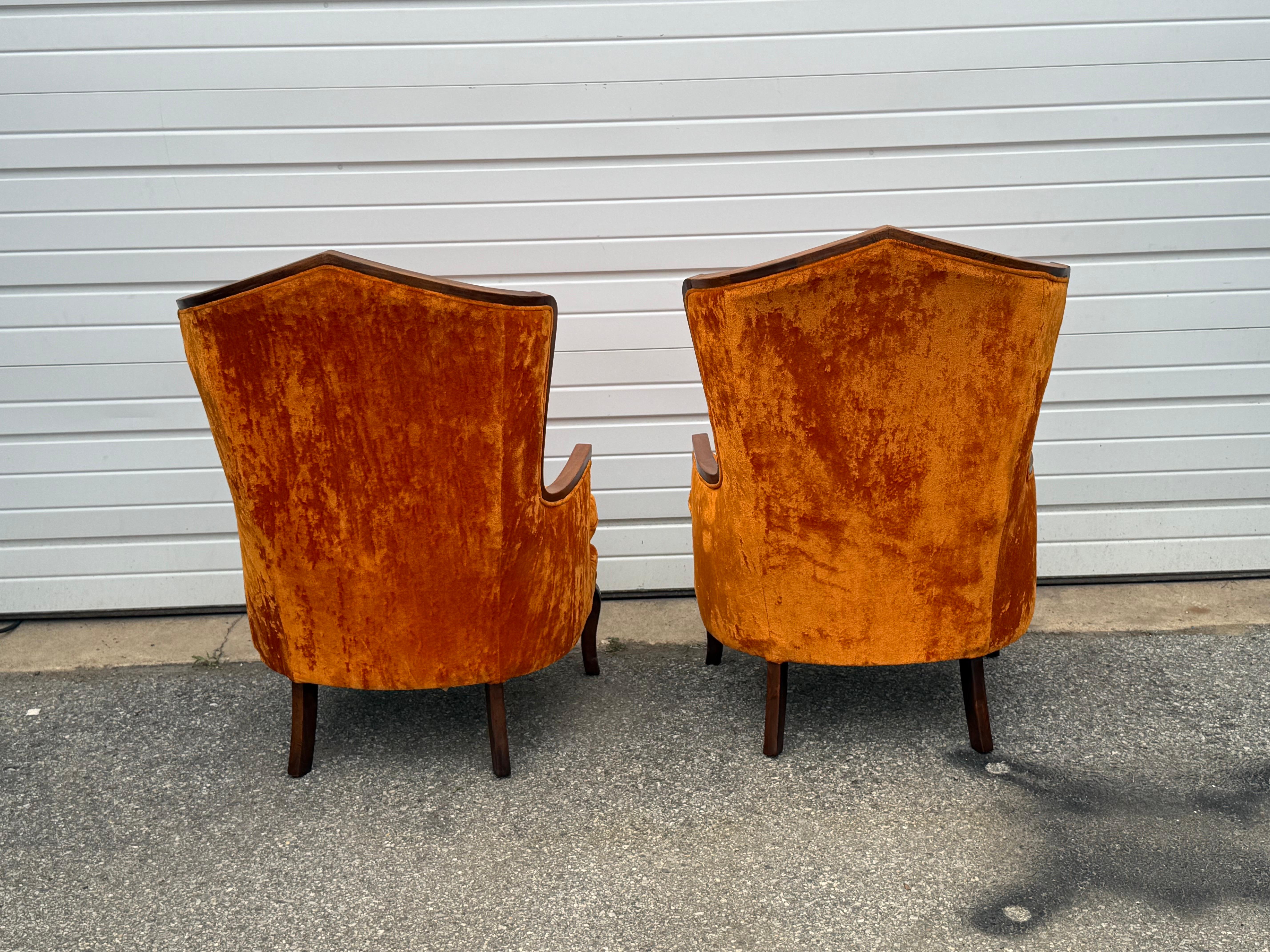 Pareja de Sillones Regency de mediados de siglo modernos con respaldo de terciopelo acolchado naranja en venta 4