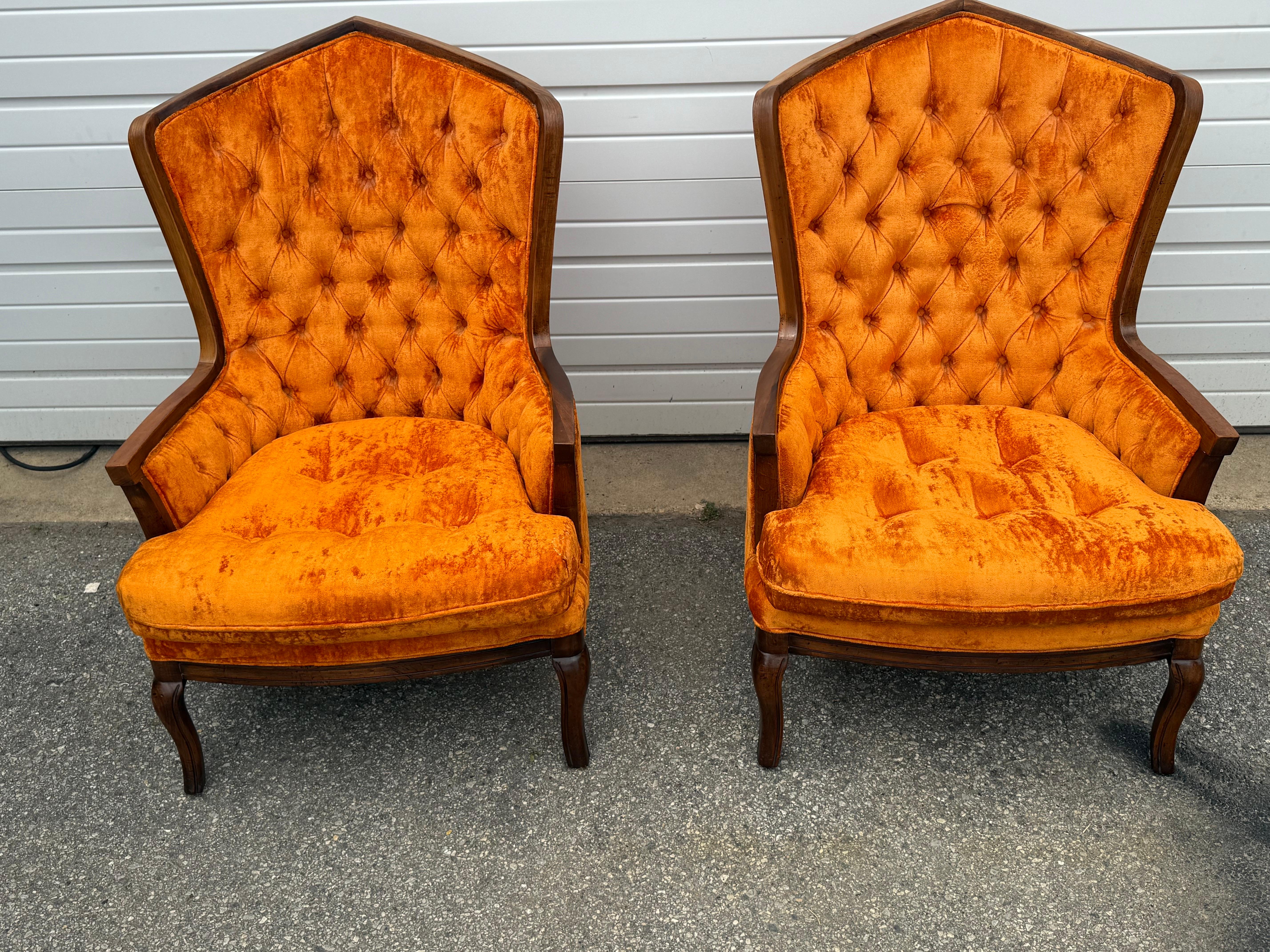 Pareja de Sillones Regency de mediados de siglo modernos con respaldo de terciopelo acolchado naranja en venta 5