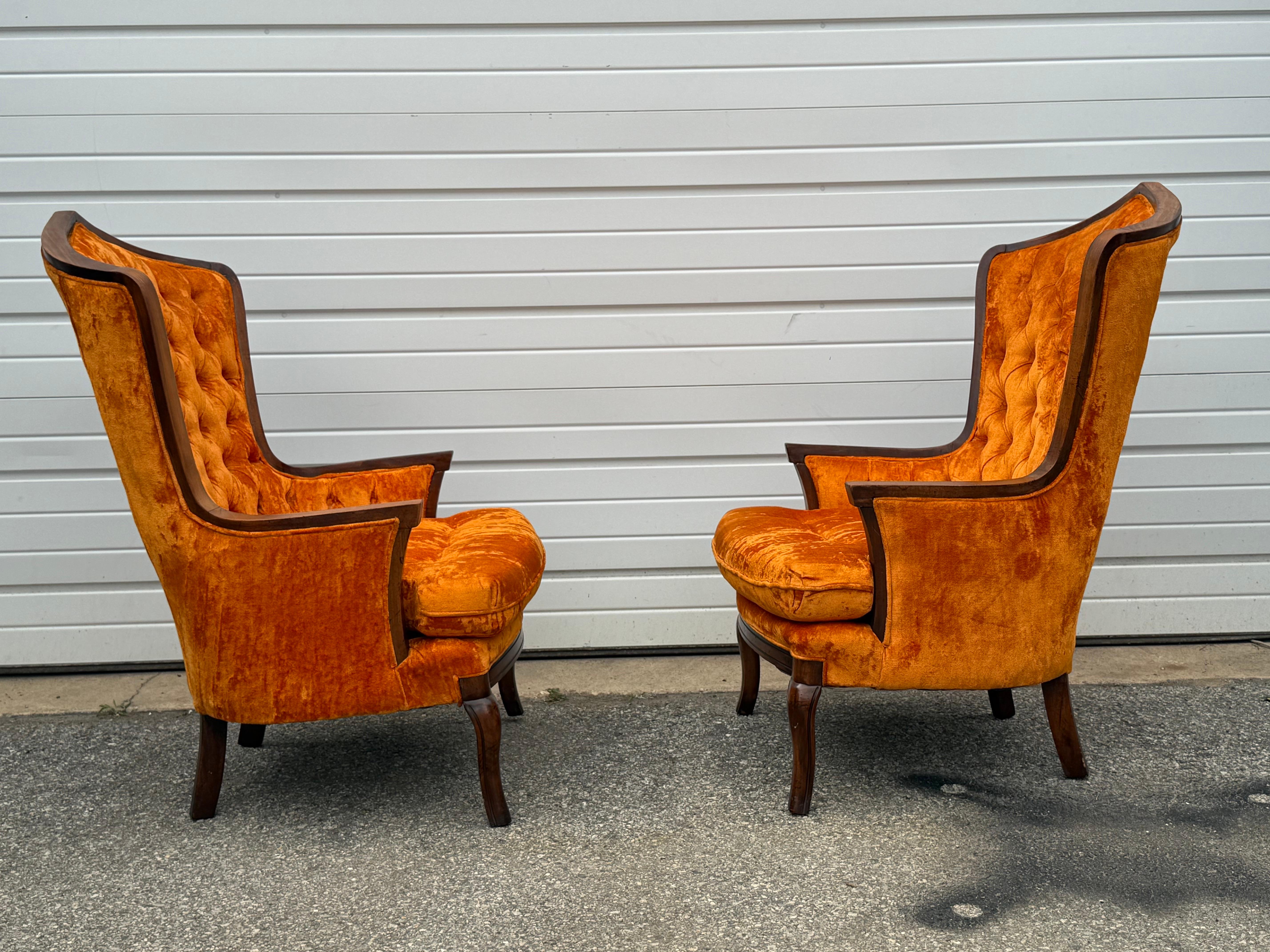 Pareja de Sillones Regency de mediados de siglo modernos con respaldo de terciopelo acolchado naranja en venta 6