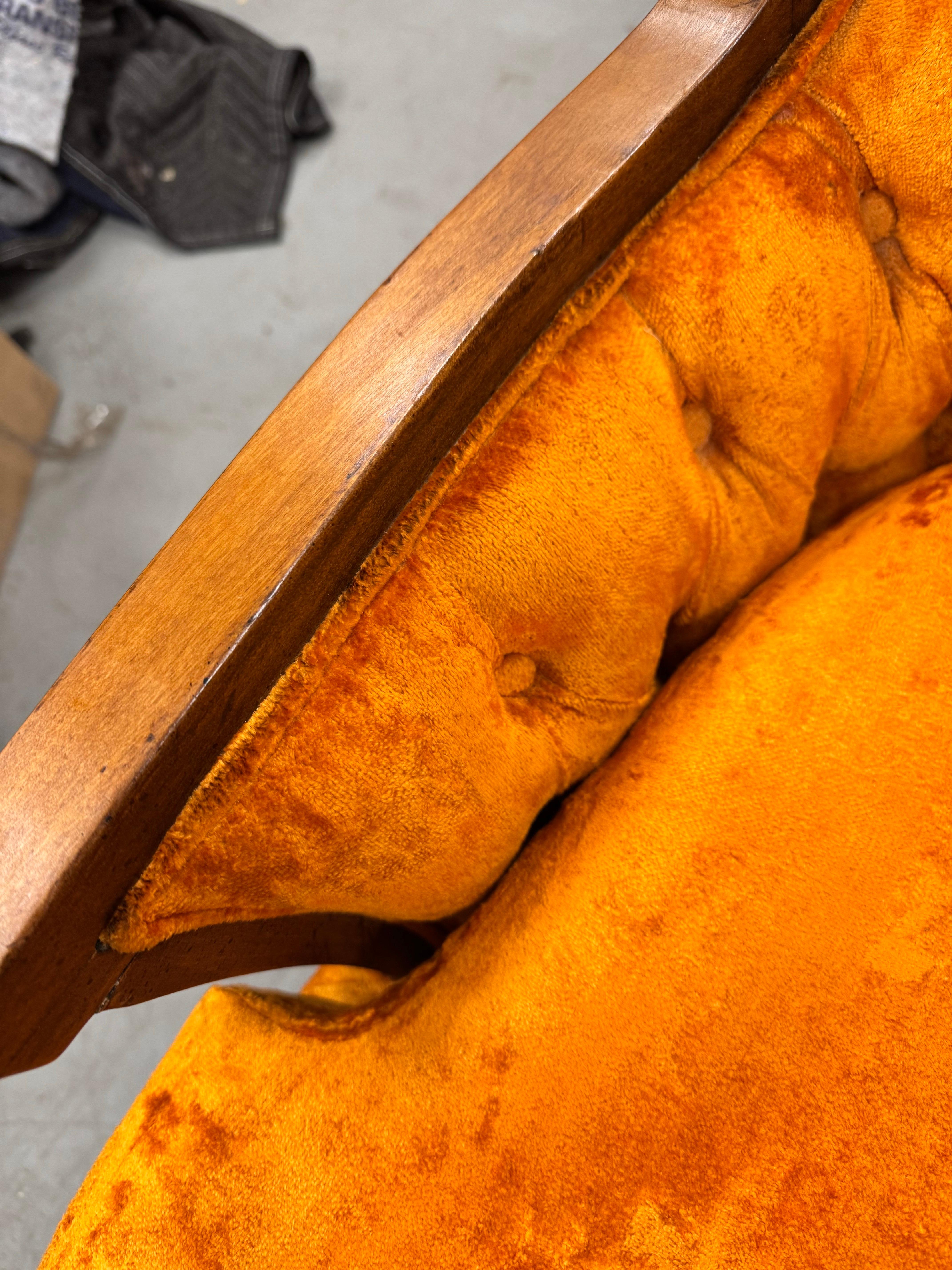 Pareja de Sillones Regency de mediados de siglo modernos con respaldo de terciopelo acolchado naranja en venta 10