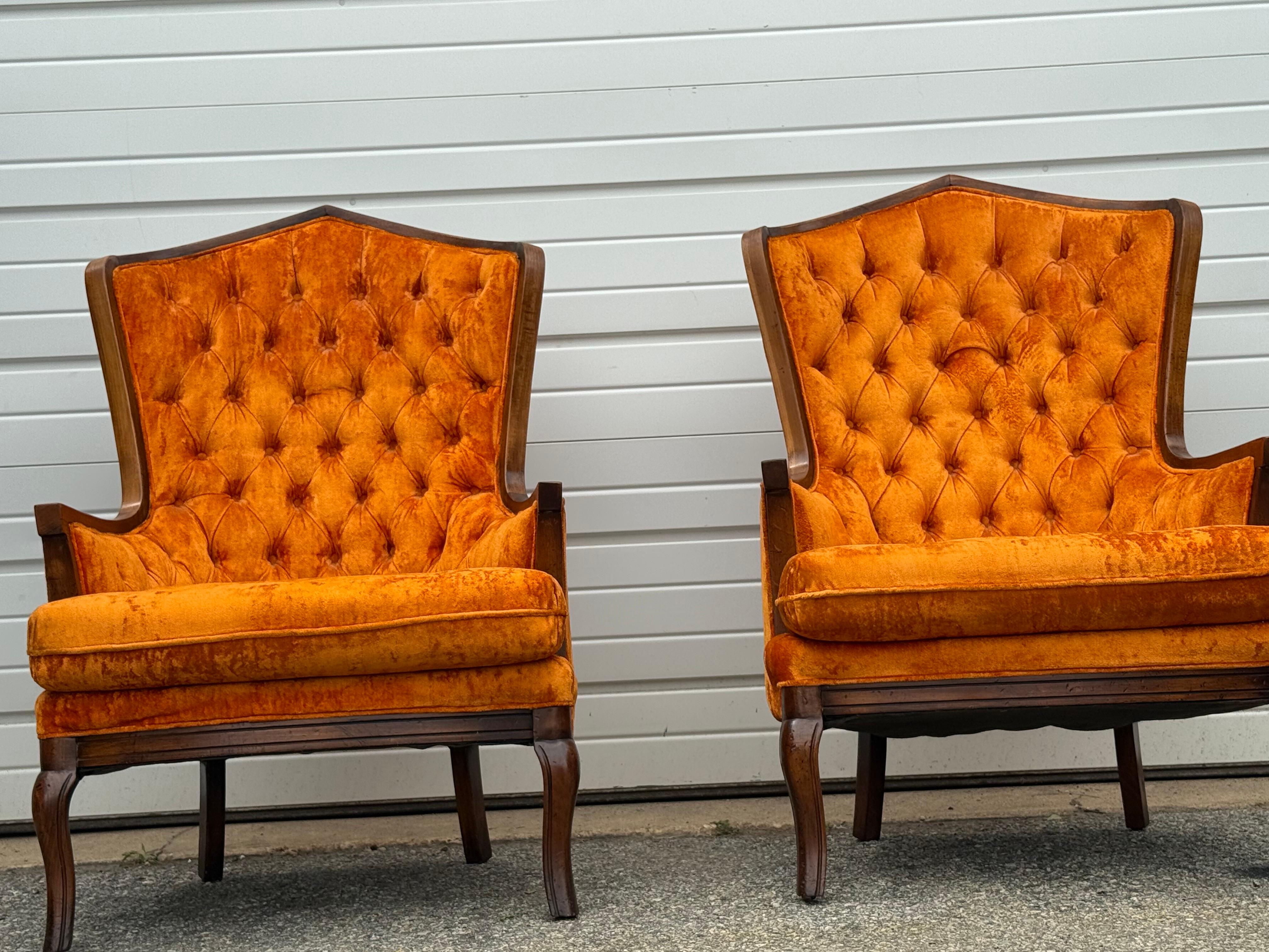 Pareja de Sillones Regency de mediados de siglo modernos con respaldo de terciopelo acolchado naranja
 Se ofrece una Pareja de Sillas Club con Respaldo de Terciopelo Acolchado de la Regencia Moderna de Mediados de Siglo muy chulas. El conjunto