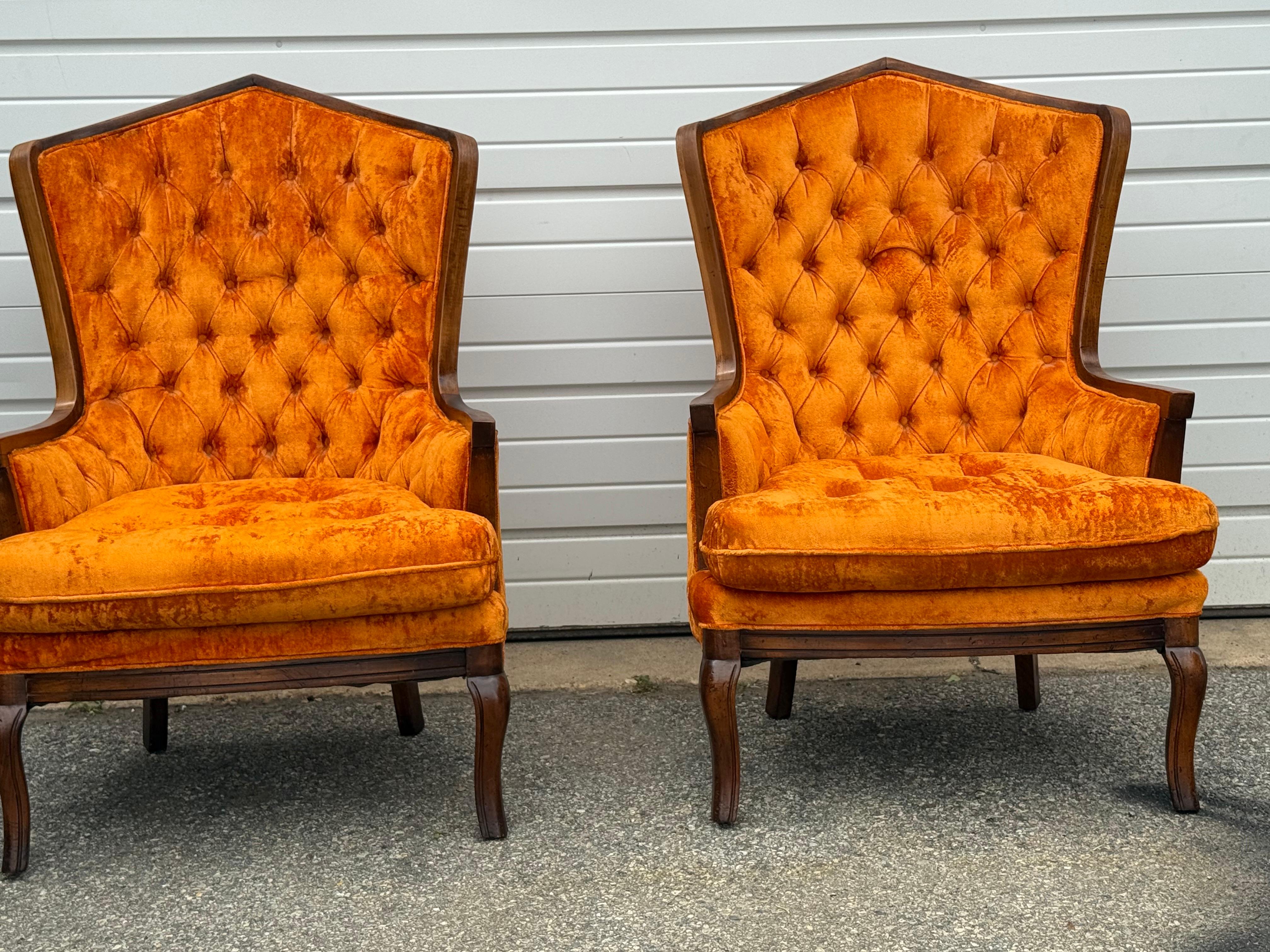 Pareja de Sillones Regency de mediados de siglo modernos con respaldo de terciopelo acolchado naranja Moderno de mediados de siglo en venta