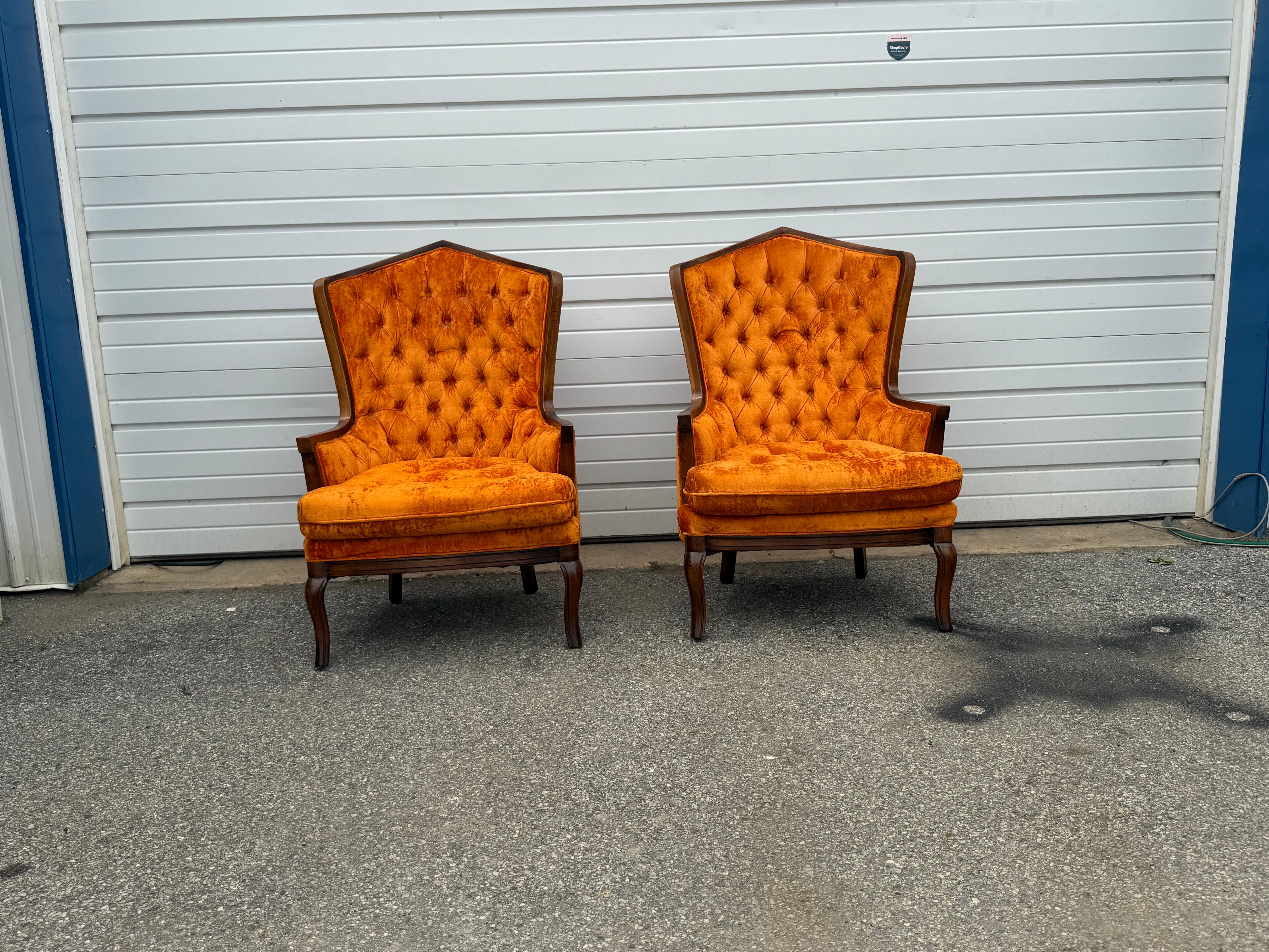 Pareja de Sillones Regency de mediados de siglo modernos con respaldo de terciopelo acolchado naranja Estadounidense en venta