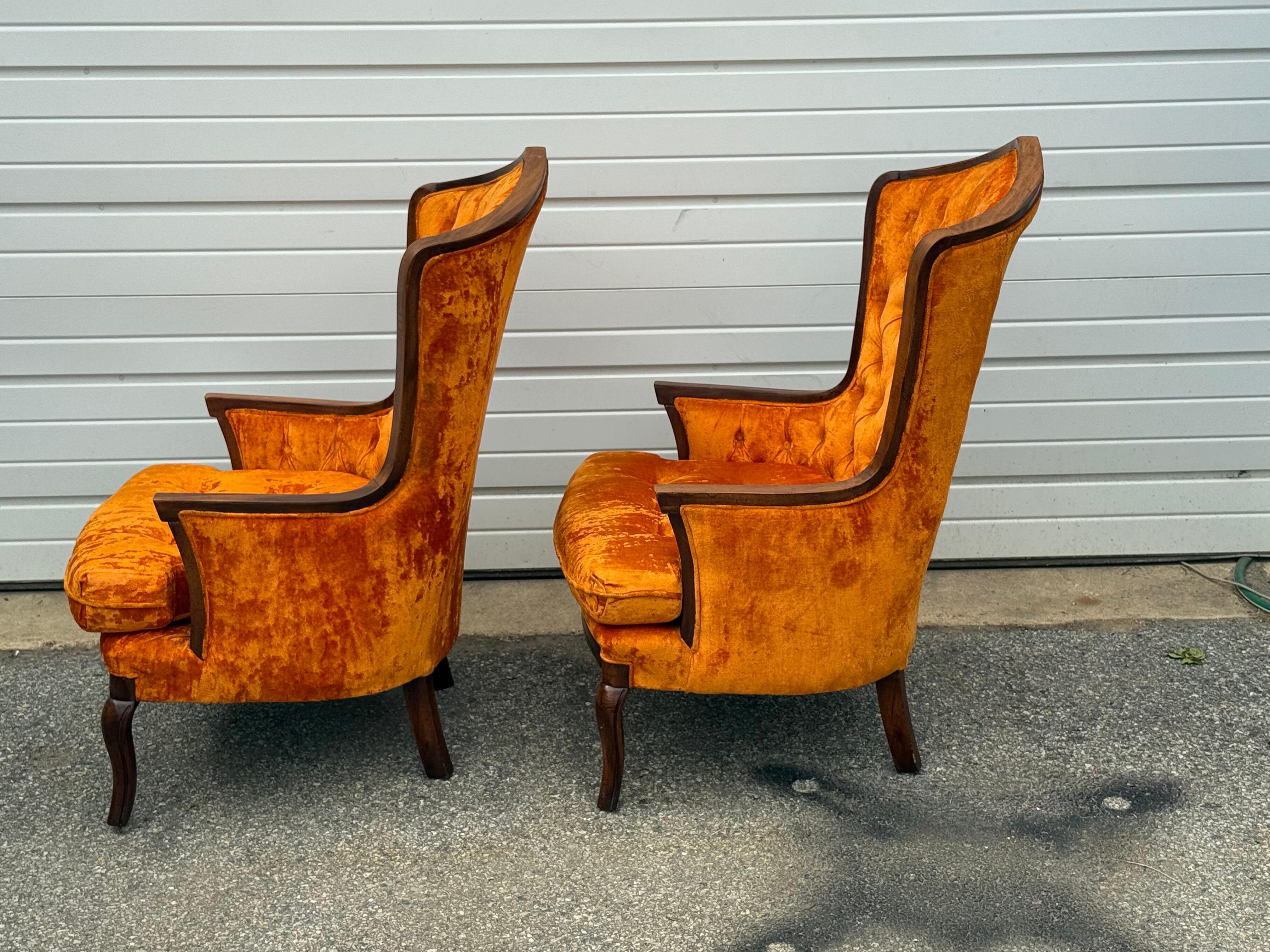 Pareja de Sillones Regency de mediados de siglo modernos con respaldo de terciopelo acolchado naranja siglo XX en venta