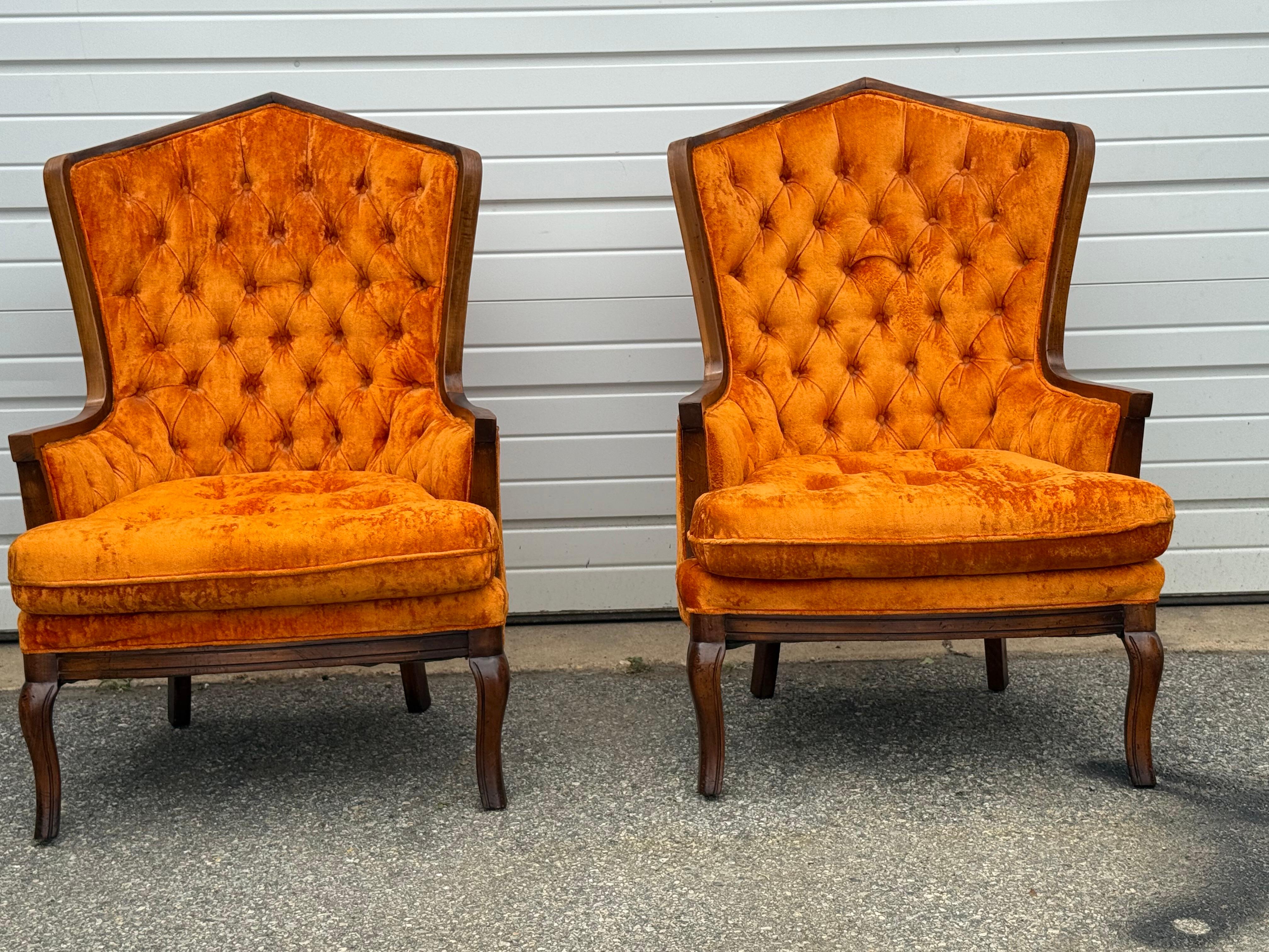 Pareja de Sillones Regency de mediados de siglo modernos con respaldo de terciopelo acolchado naranja Tela en venta