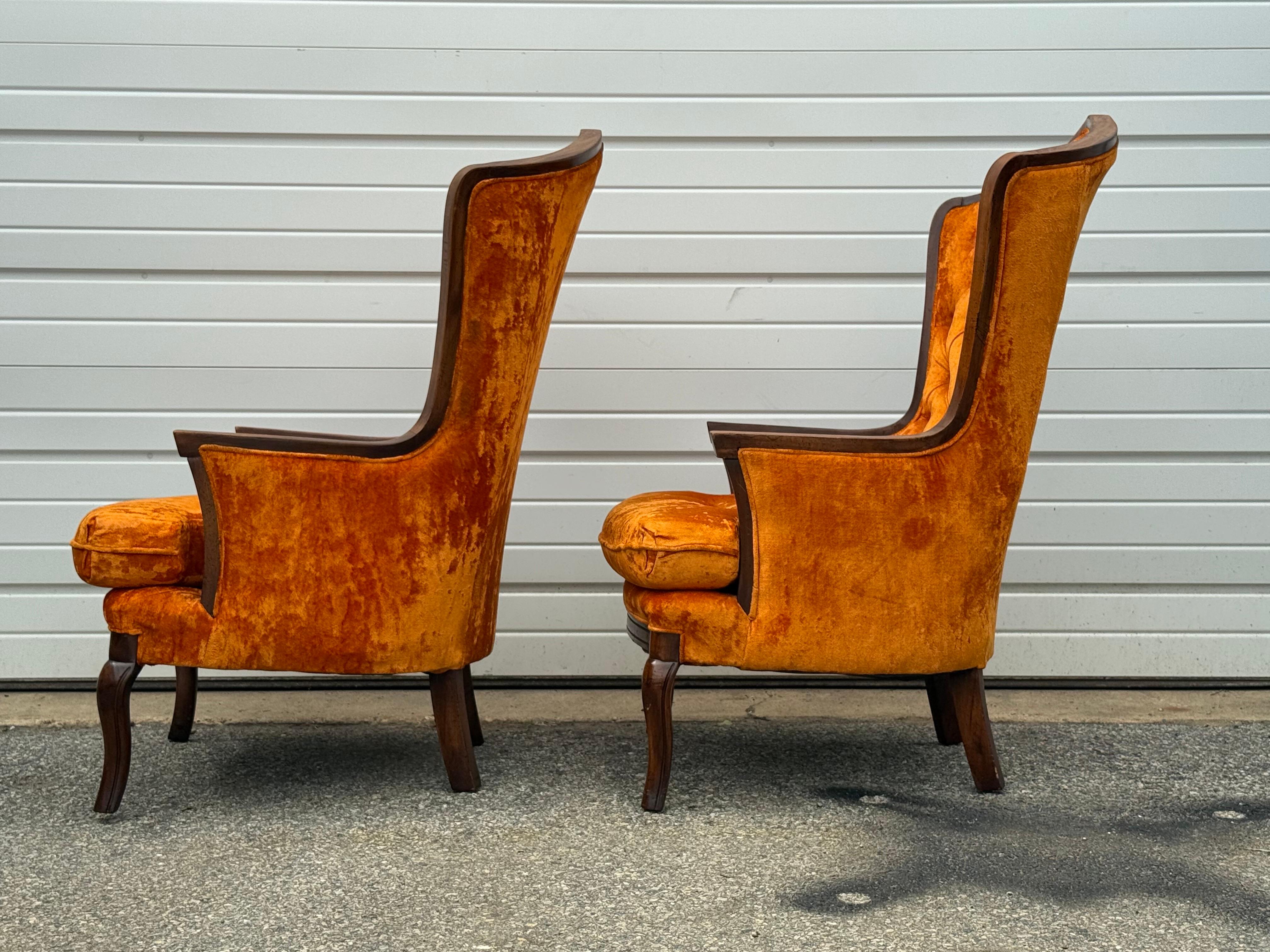 Pareja de Sillones Regency de mediados de siglo modernos con respaldo de terciopelo acolchado naranja en venta 1