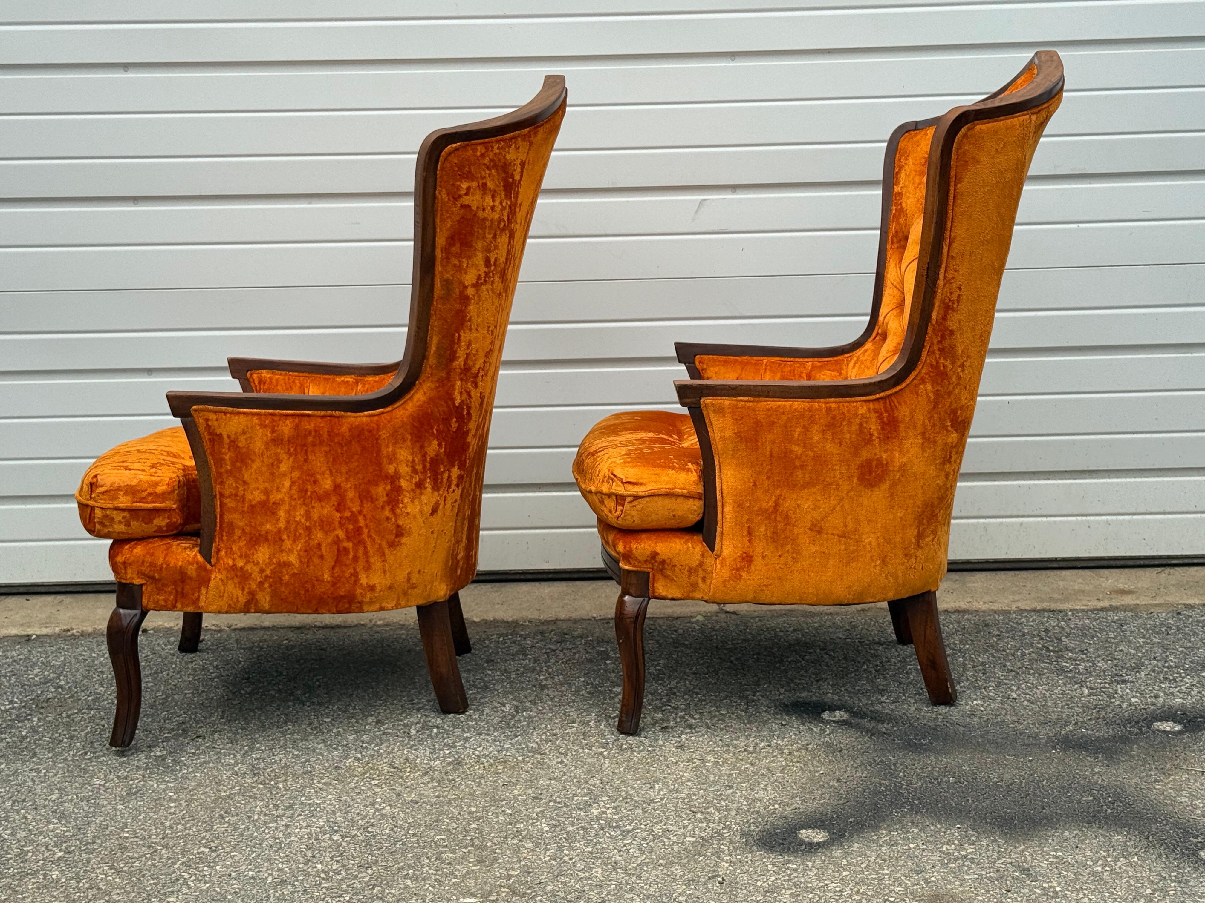 Pareja de Sillones Regency de mediados de siglo modernos con respaldo de terciopelo acolchado naranja en venta 2