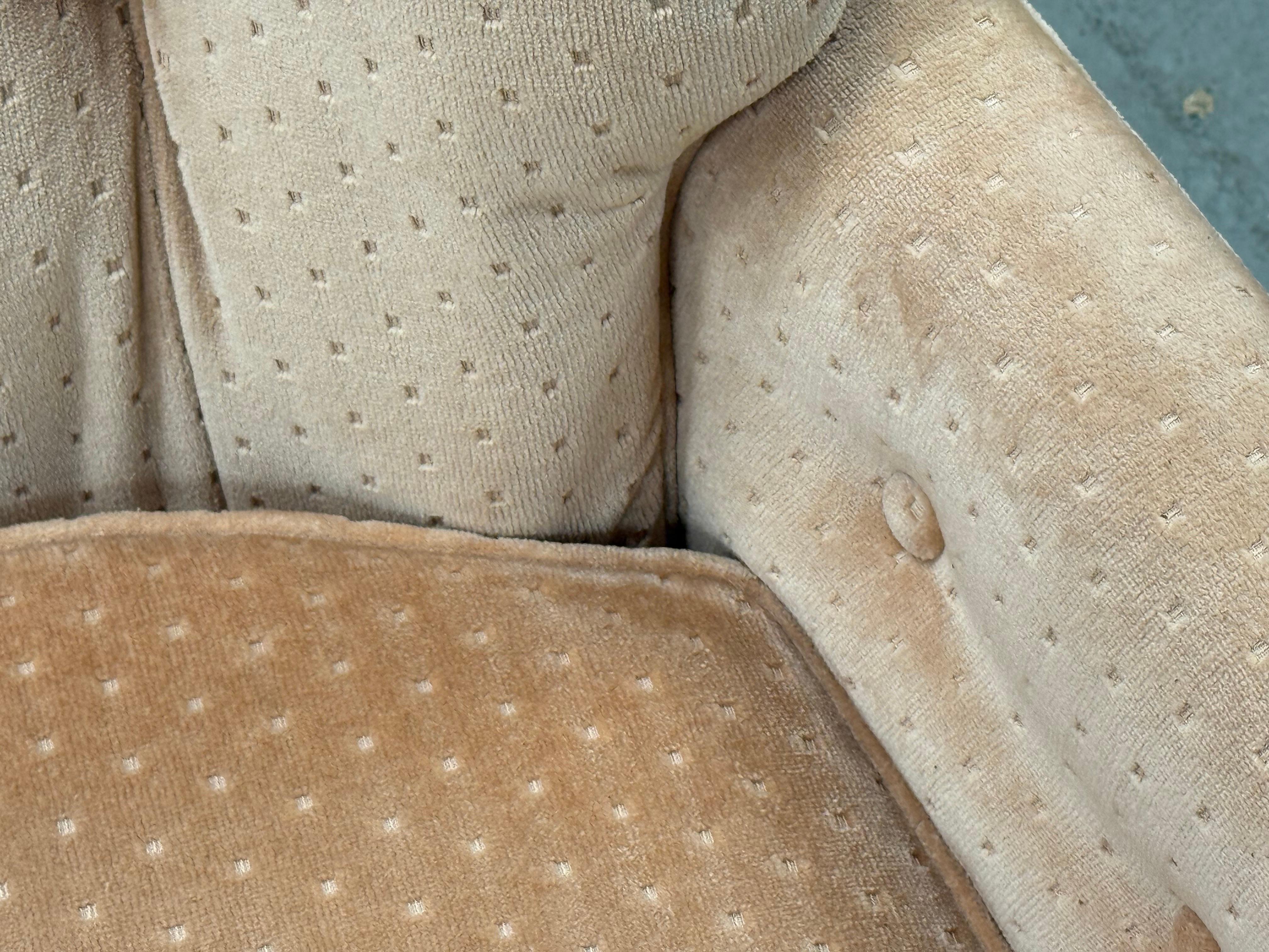 Paar moderne Regency-Sessel mit getufteter Samtrückenlehne aus der Mitte des Jahrhunderts im Angebot 9