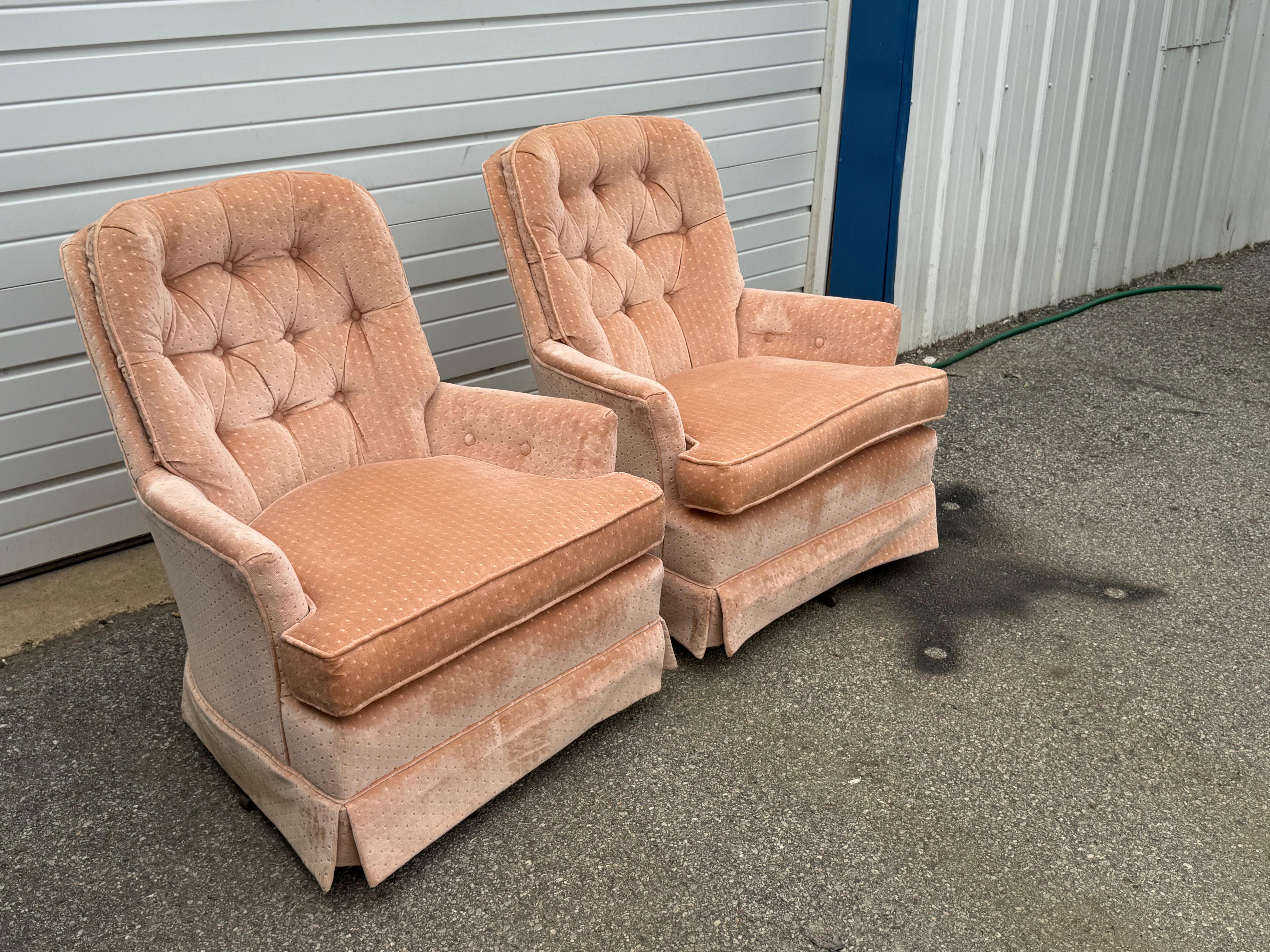 Paar Mid-Century Modern Regency Samt Tufted Back Clubsessel

 Angeboten wird ein sehr cooles Paar von Mid-Century Modern Regency Velvet Tufted Back Club Chairs. Das Set enthält 2 Clubsessel mit getufteter Rückenlehne. Die Stühle sind in gutem