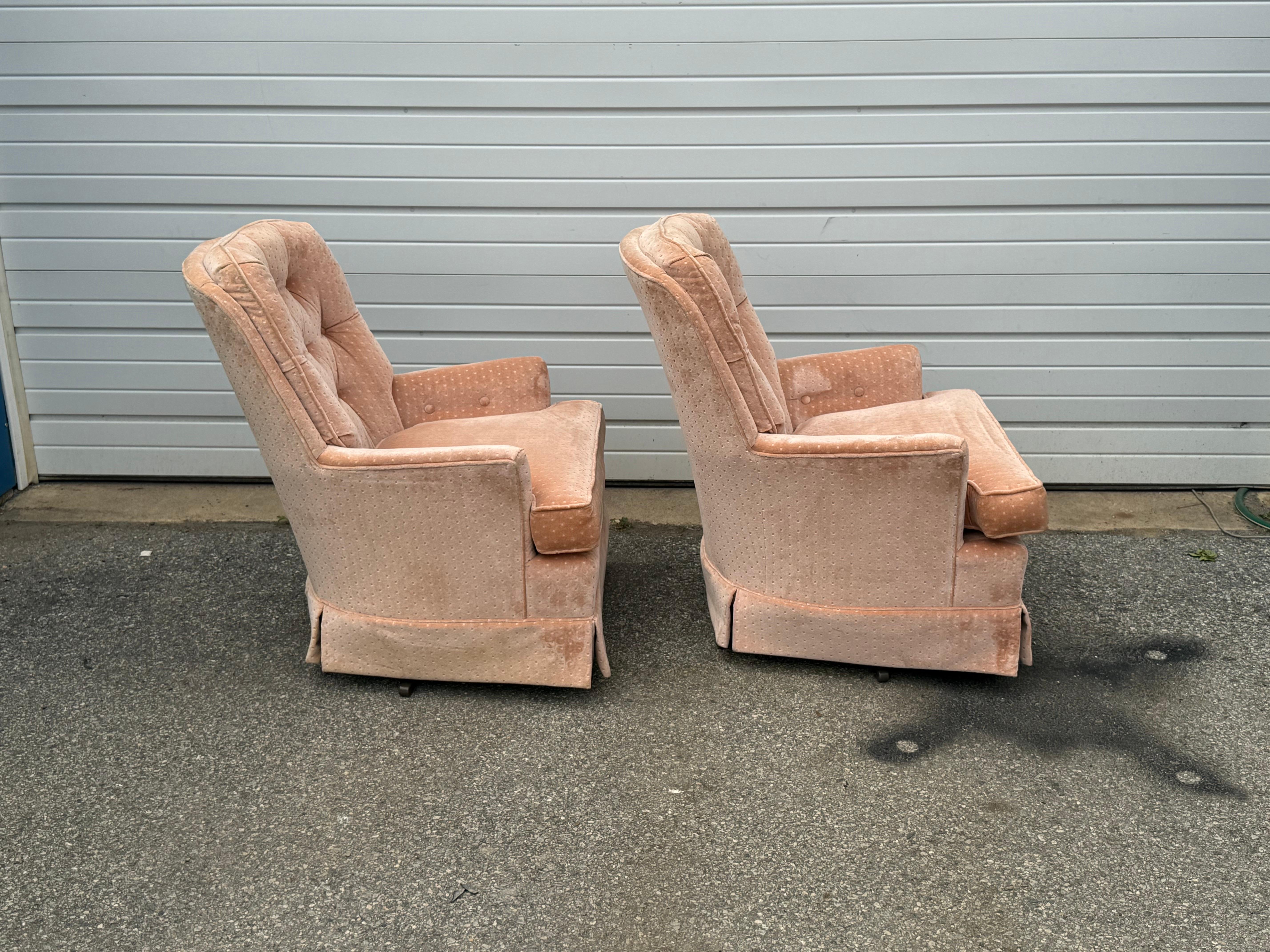 Paar moderne Regency-Sessel mit getufteter Samtrückenlehne aus der Mitte des Jahrhunderts (amerikanisch) im Angebot