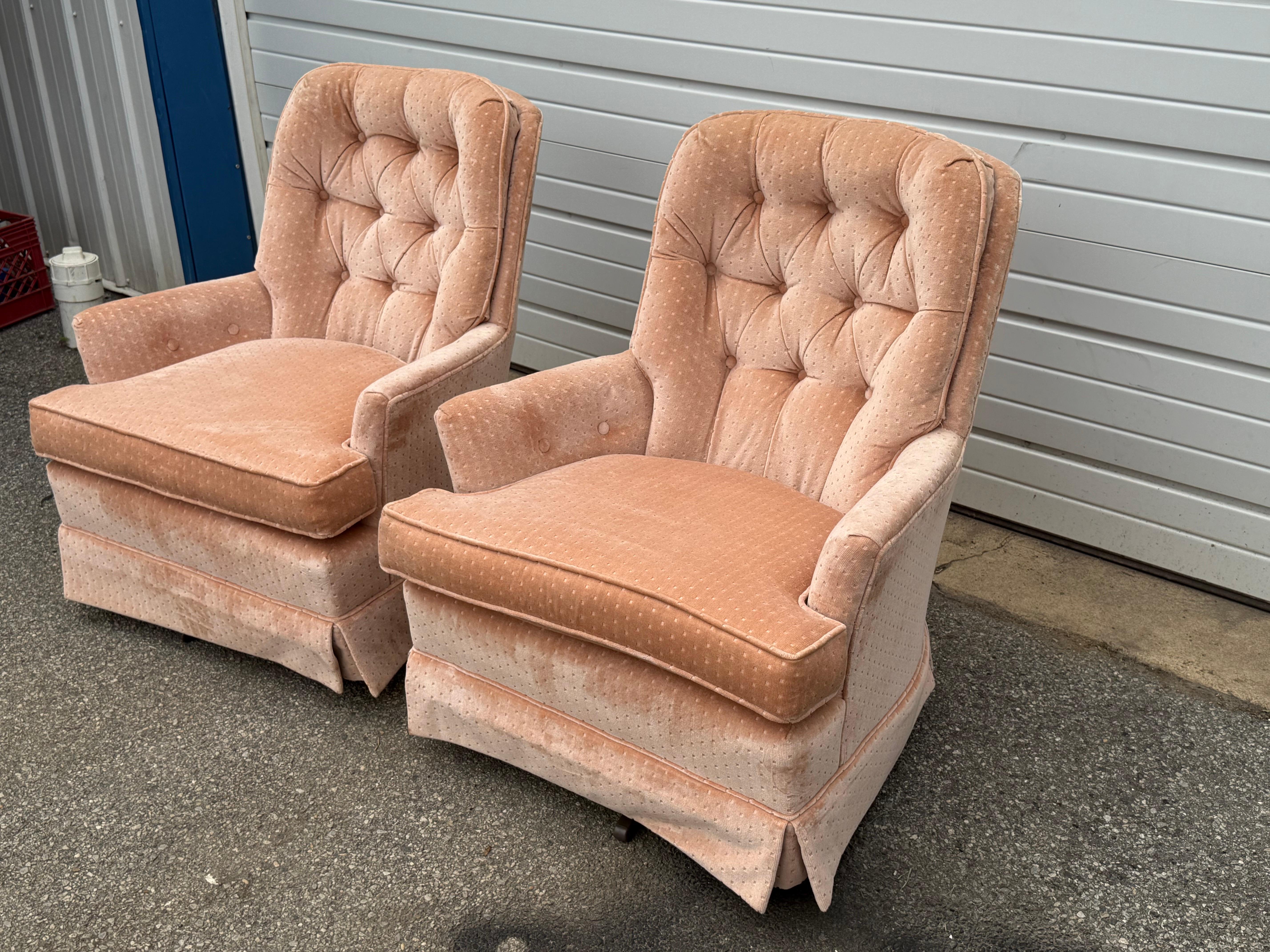 Paar moderne Regency-Sessel mit getufteter Samtrückenlehne aus der Mitte des Jahrhunderts im Zustand „Gut“ im Angebot in Wilmington, DE
