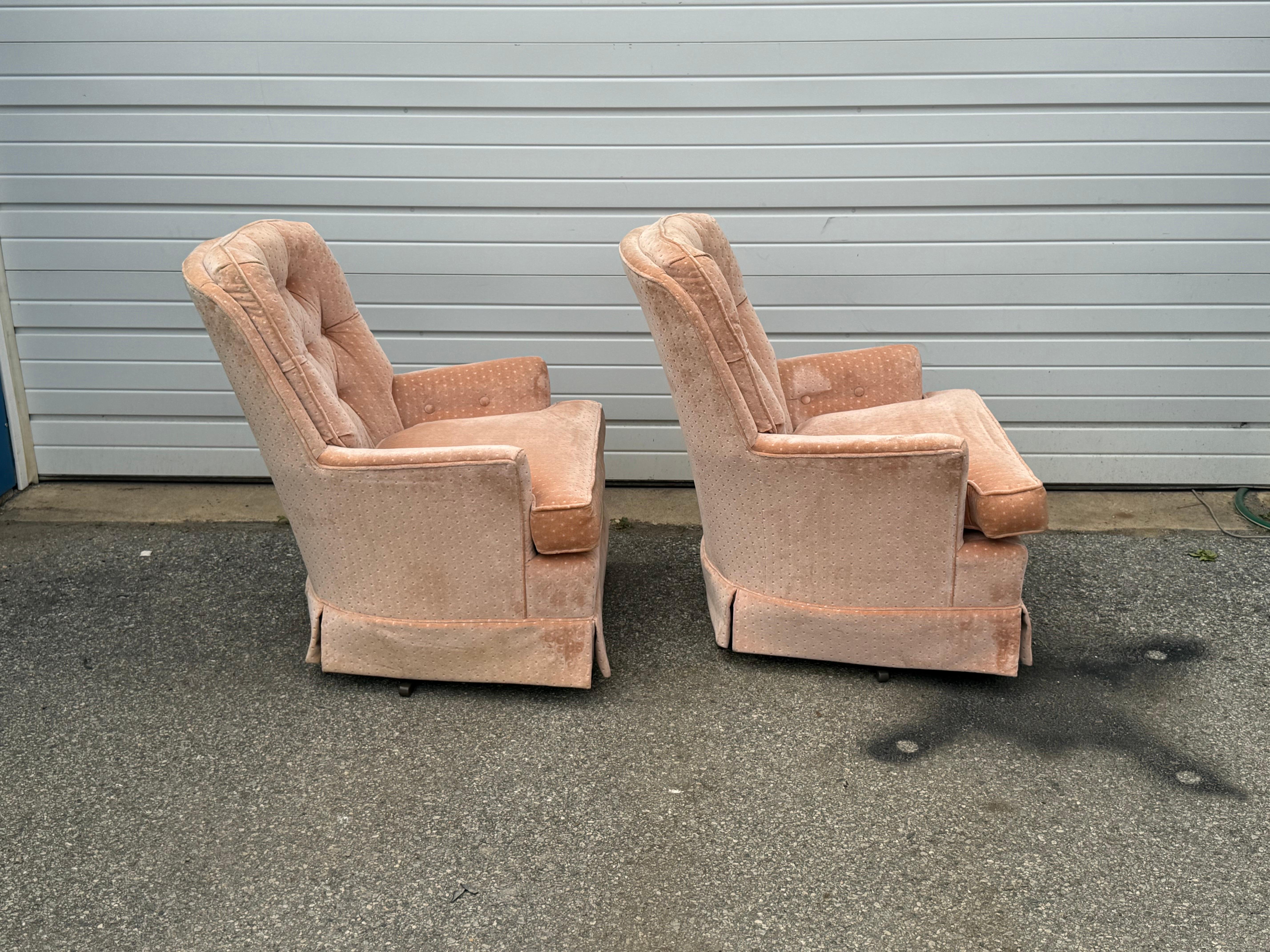 Paar moderne Regency-Sessel mit getufteter Samtrückenlehne aus der Mitte des Jahrhunderts (20. Jahrhundert) im Angebot