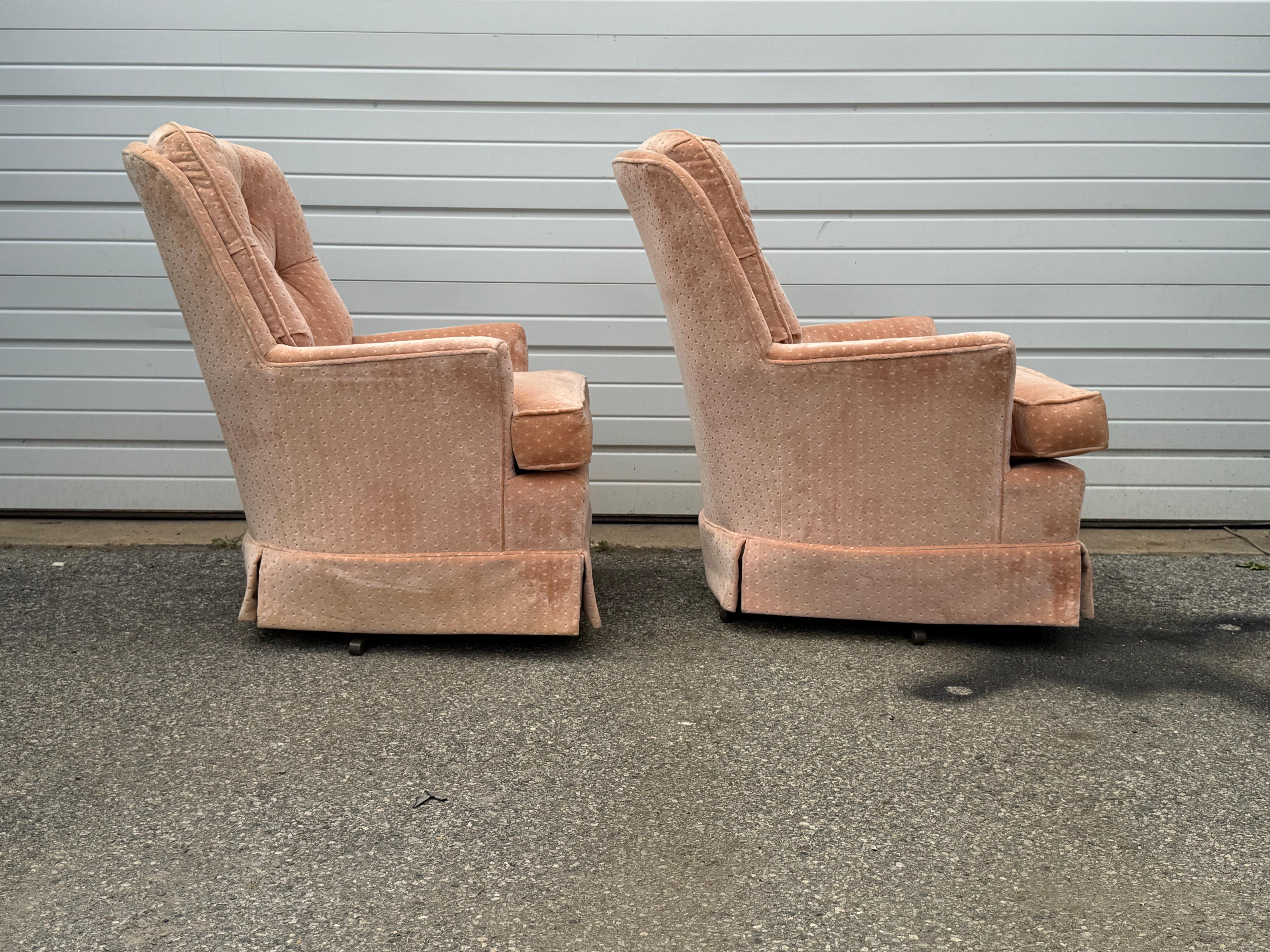 Paar moderne Regency-Sessel mit getufteter Samtrückenlehne aus der Mitte des Jahrhunderts (Stoff) im Angebot