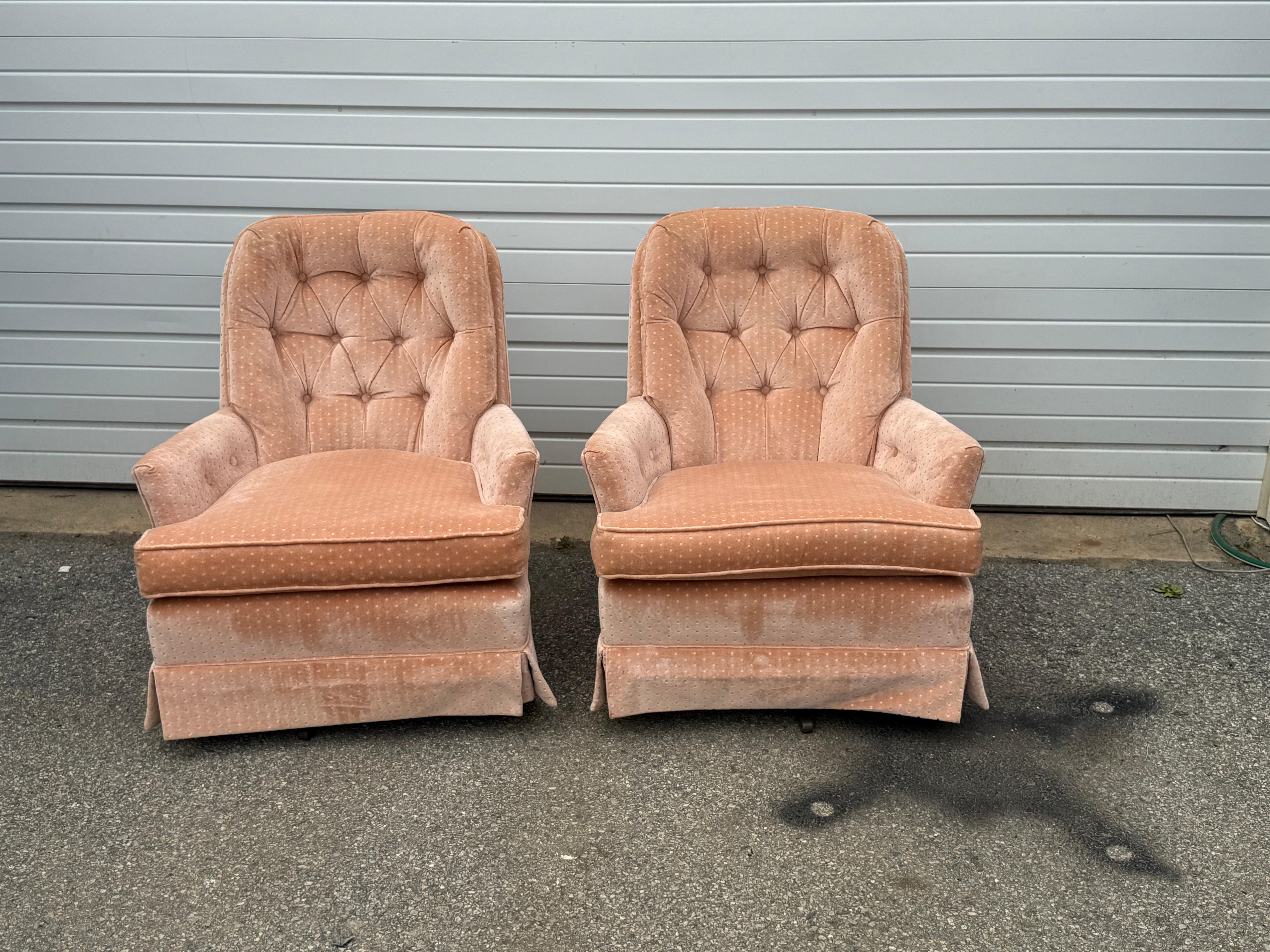 Paar moderne Regency-Sessel mit getufteter Samtrückenlehne aus der Mitte des Jahrhunderts im Angebot 1