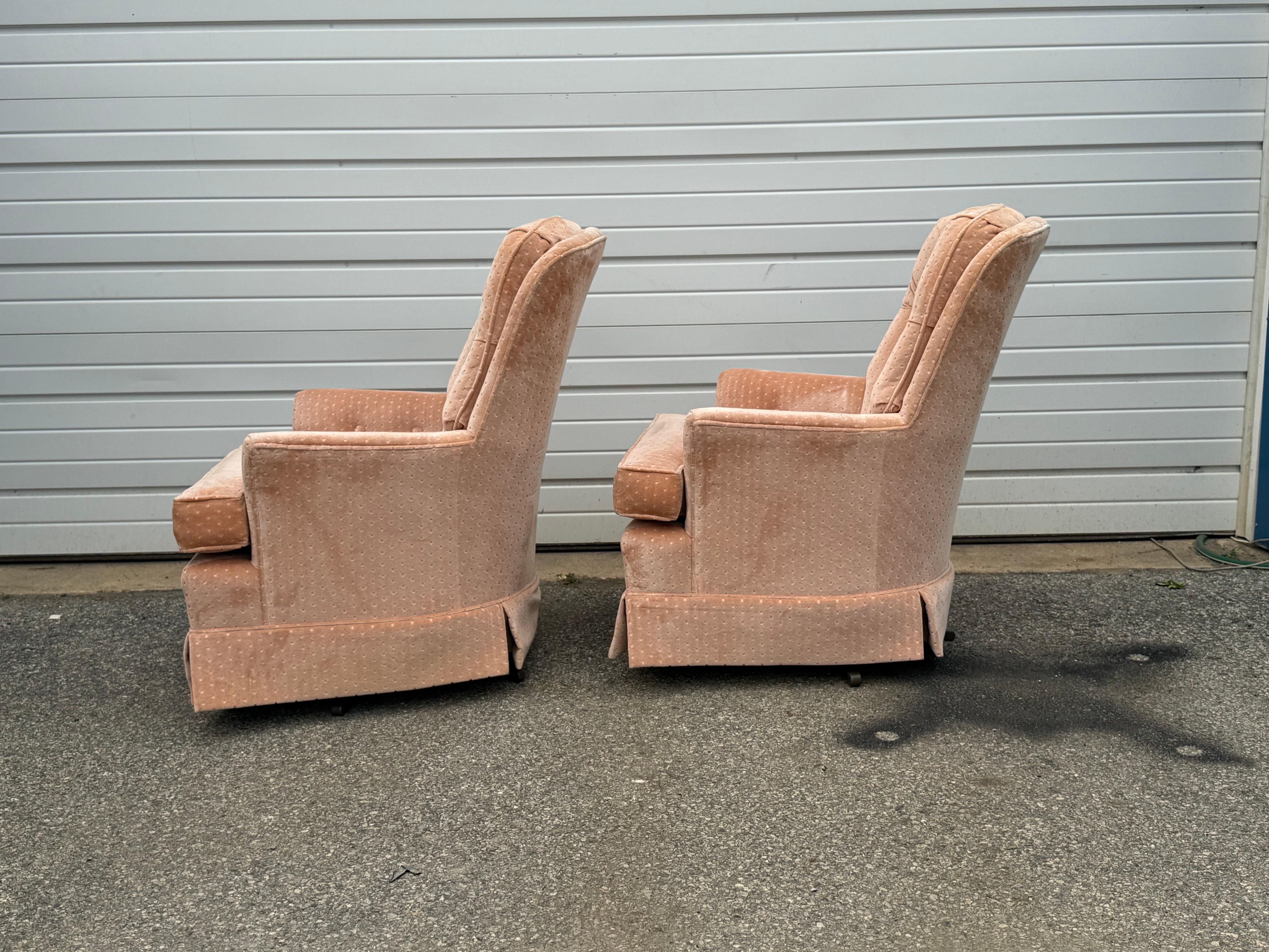 Paar moderne Regency-Sessel mit getufteter Samtrückenlehne aus der Mitte des Jahrhunderts im Angebot 2