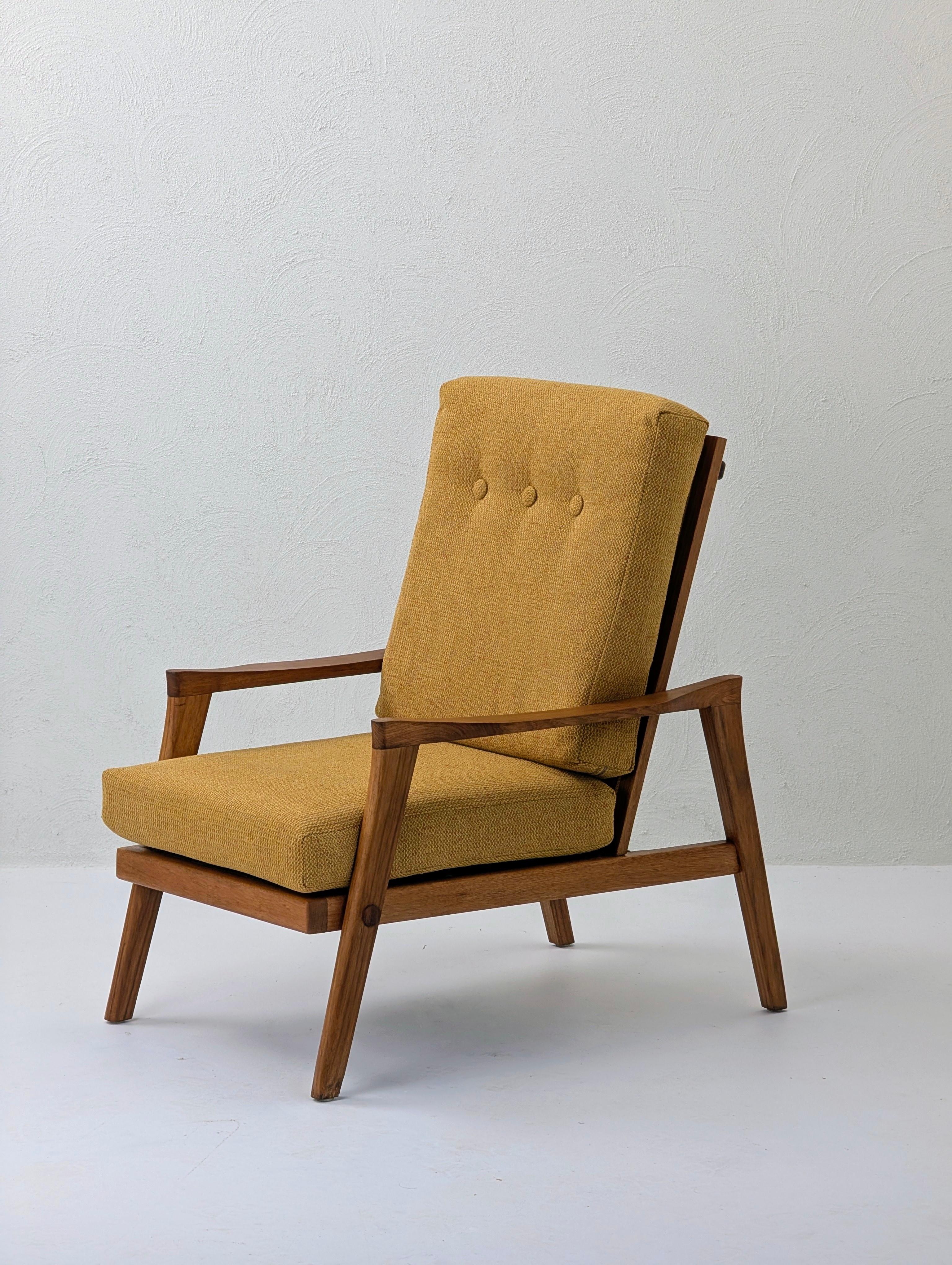 Zeitloser skandinavischer Stil, sorgfältig restauriert für modernes Wohnen.

Ein atemberaubendes, vollständig restauriertes und neu gepolstertes Set von zwei Mid-Century Modern Sesseln.

Dieser Stuhl ist aus schönem, massivem Teakholz gefertigt und