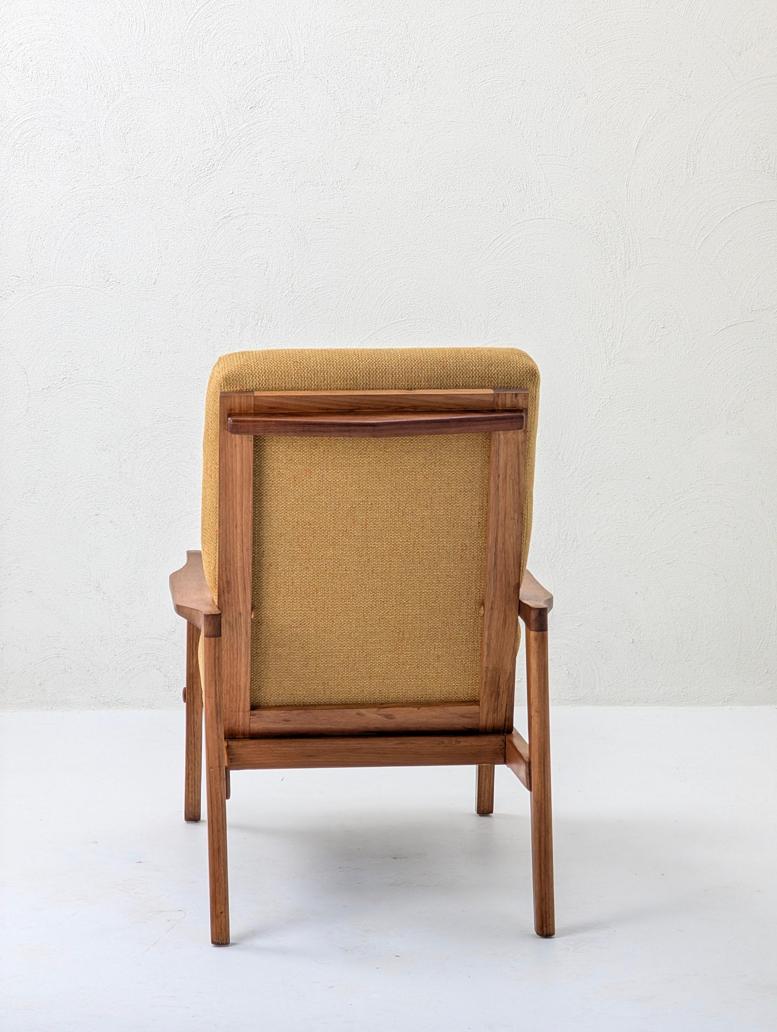 Paar restaurierte Teakholz-Lounge-Stühle aus der Mitte des Jahrhunderts (um 1960) (Australisch) im Angebot