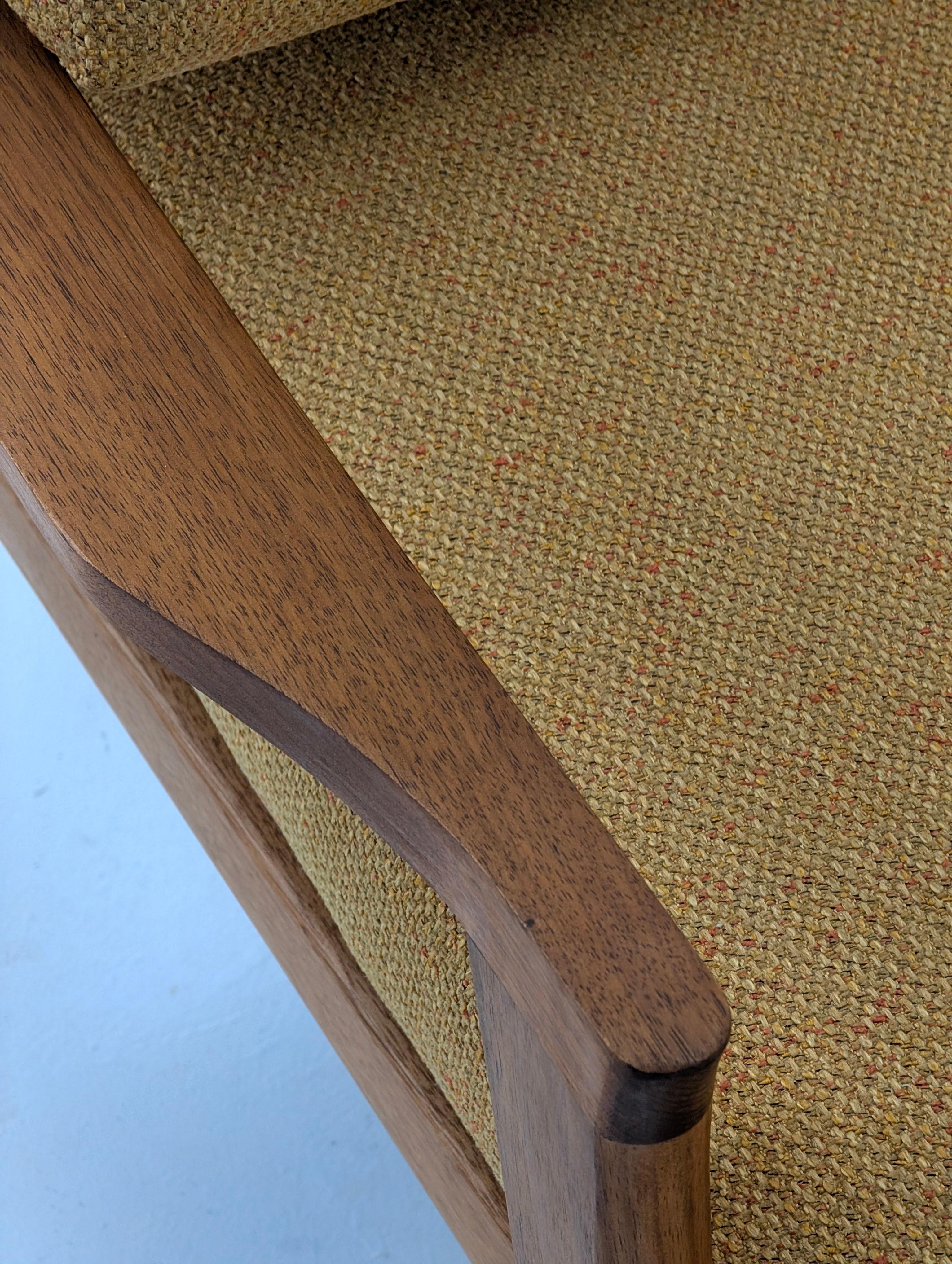 Paar restaurierte Teakholz-Lounge-Stühle aus der Mitte des Jahrhunderts (um 1960) (Handgefertigt) im Angebot