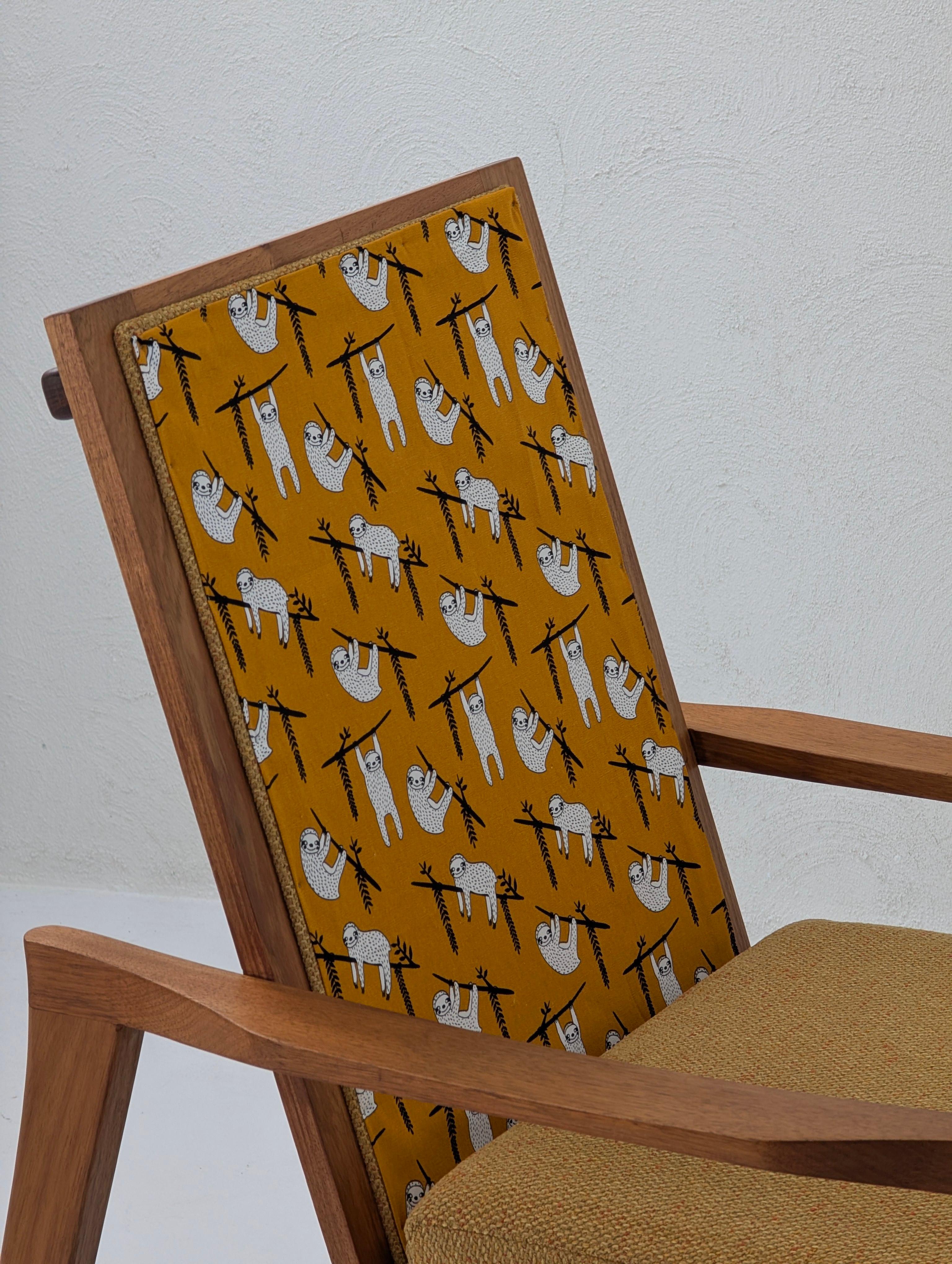 Paar restaurierte Teakholz-Lounge-Stühle aus der Mitte des Jahrhunderts (um 1960) im Zustand „Gut“ im Angebot in TORQUAY, AU