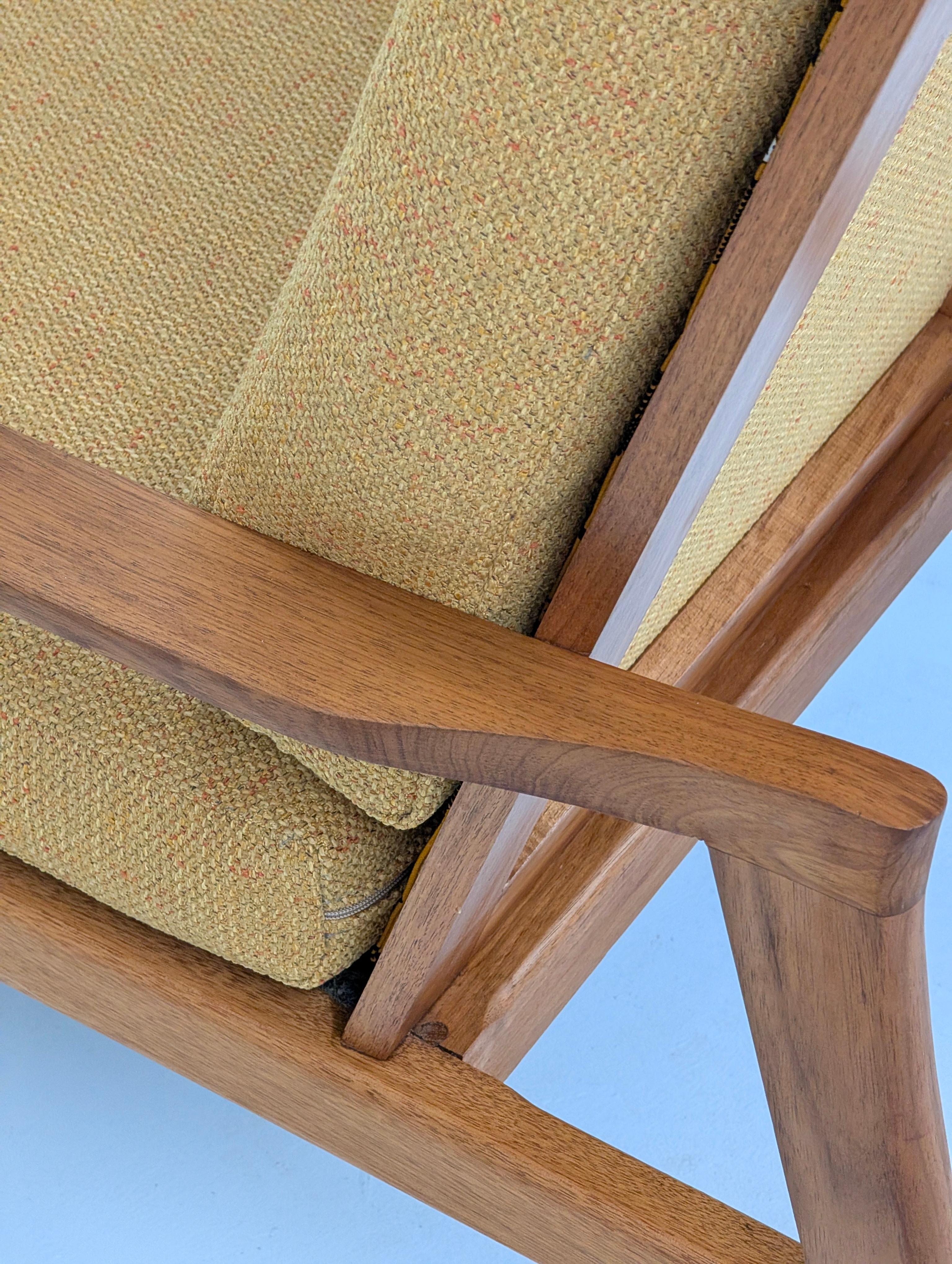 Paar restaurierte Teakholz-Lounge-Stühle aus der Mitte des Jahrhunderts (um 1960) (Ende des 20. Jahrhunderts) im Angebot