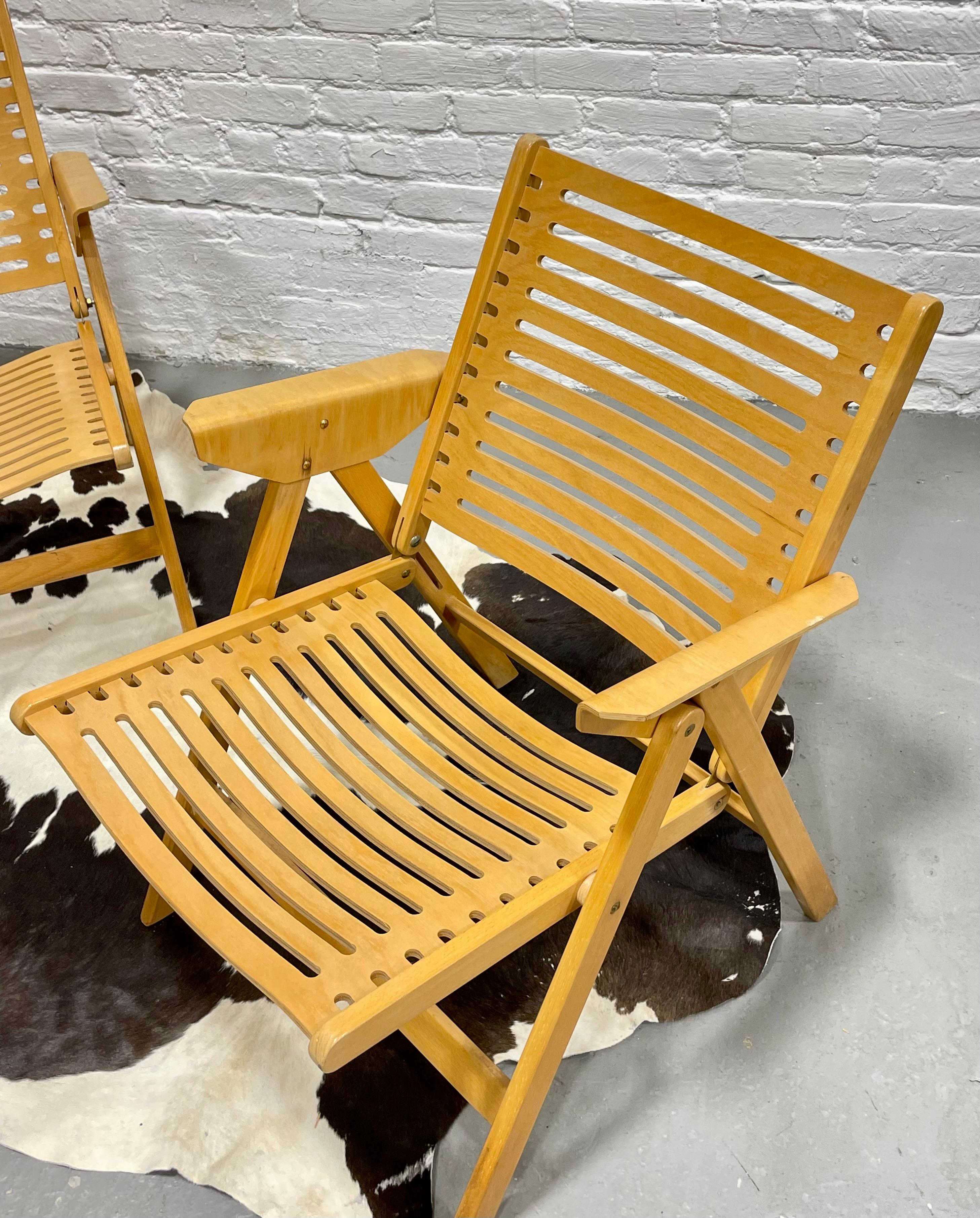 Milieu du XXe siècle Paire de chaises longues pliantes 