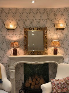 Pareja de apliques modernos de mediados de siglo de latón y cristal esmerilado acanalado