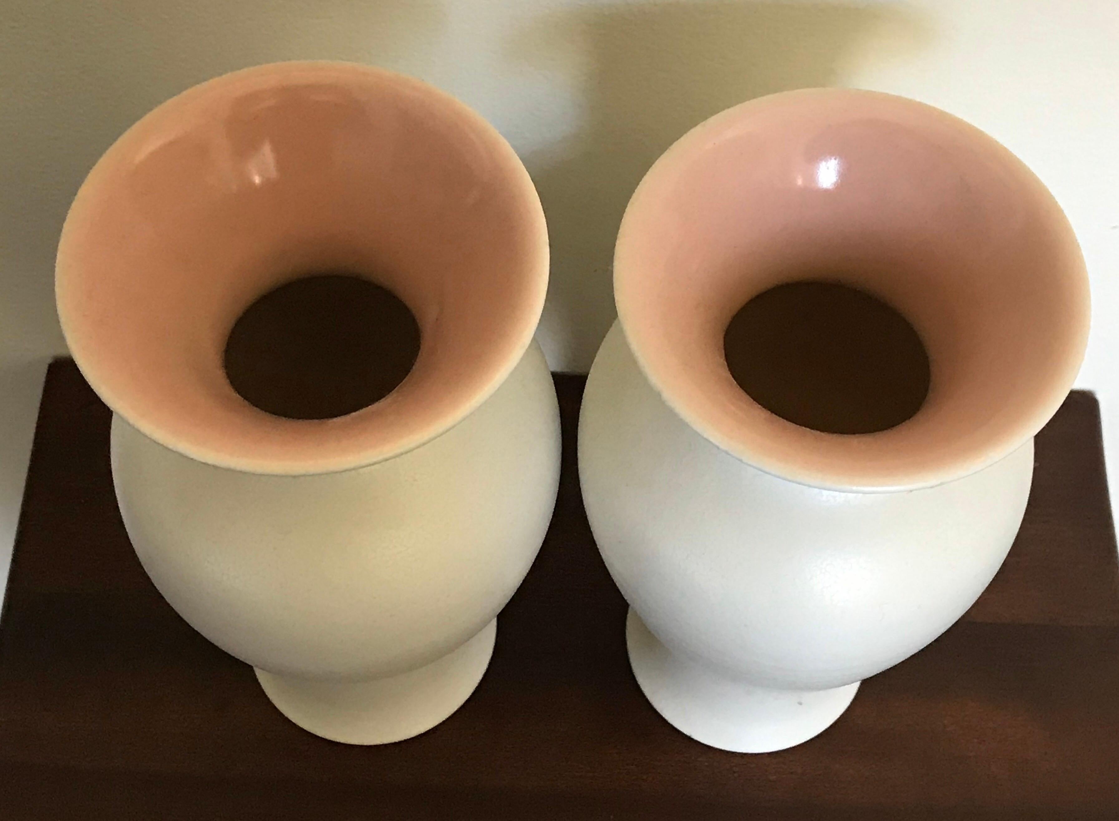 Mid-Century moderno Coppia di vasi Rookwood della metà del secolo scorso, smalto bianco perla, 1927 in vendita
