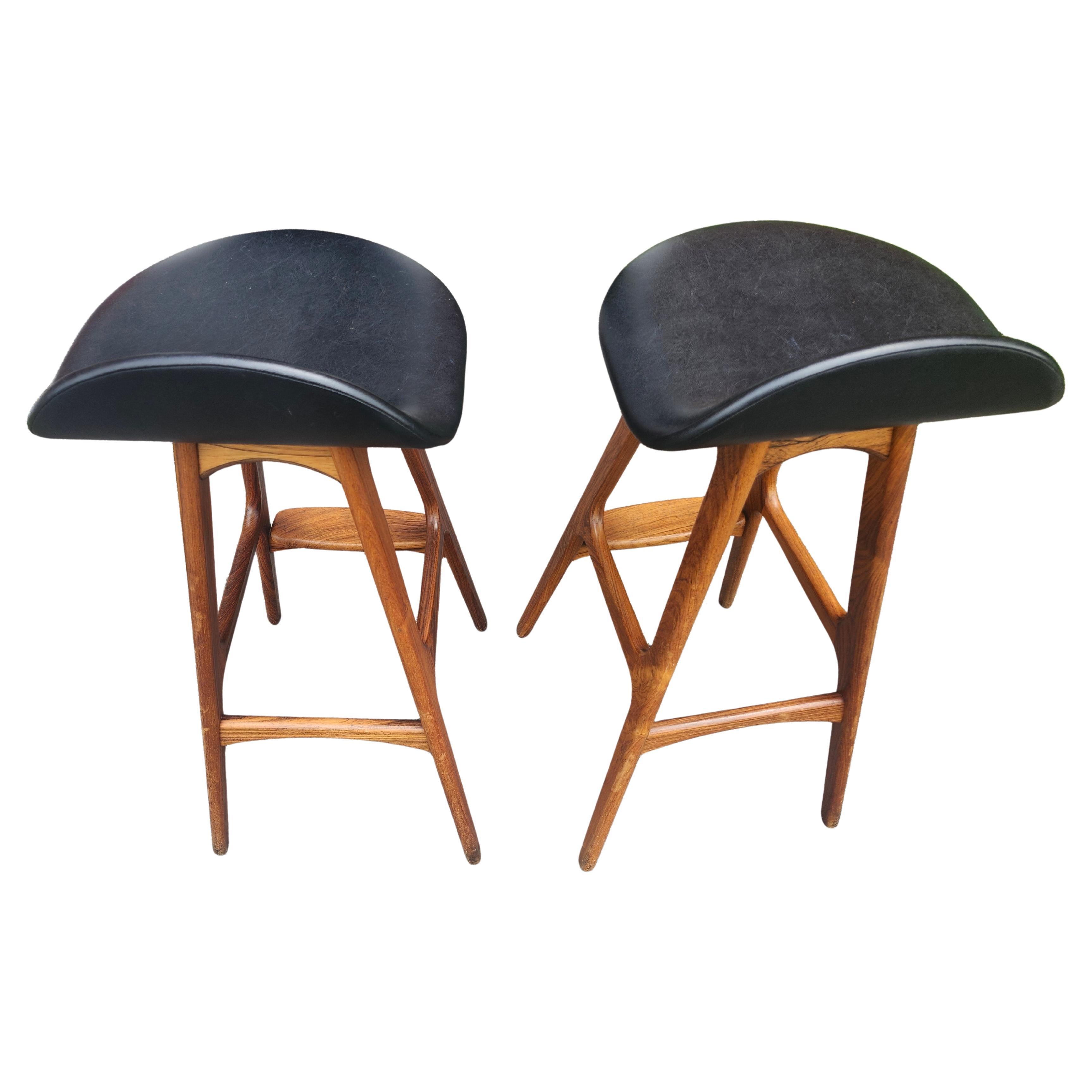 Pareja de taburetes de bar de palisandro y teca modernos de mediados de siglo, de Erik Buch Escandinavo moderno en venta
