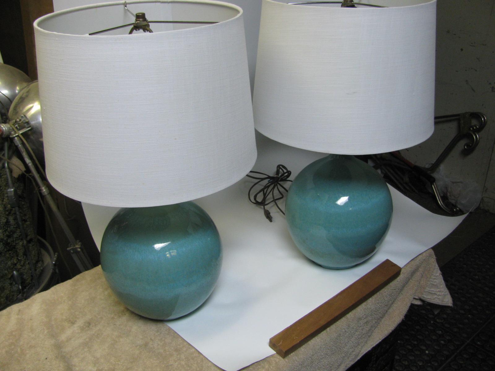 Pair of Mid Century Modern Round Drip Glaze Pottery Table Lamps In Good Condition In Port Jervis, NY