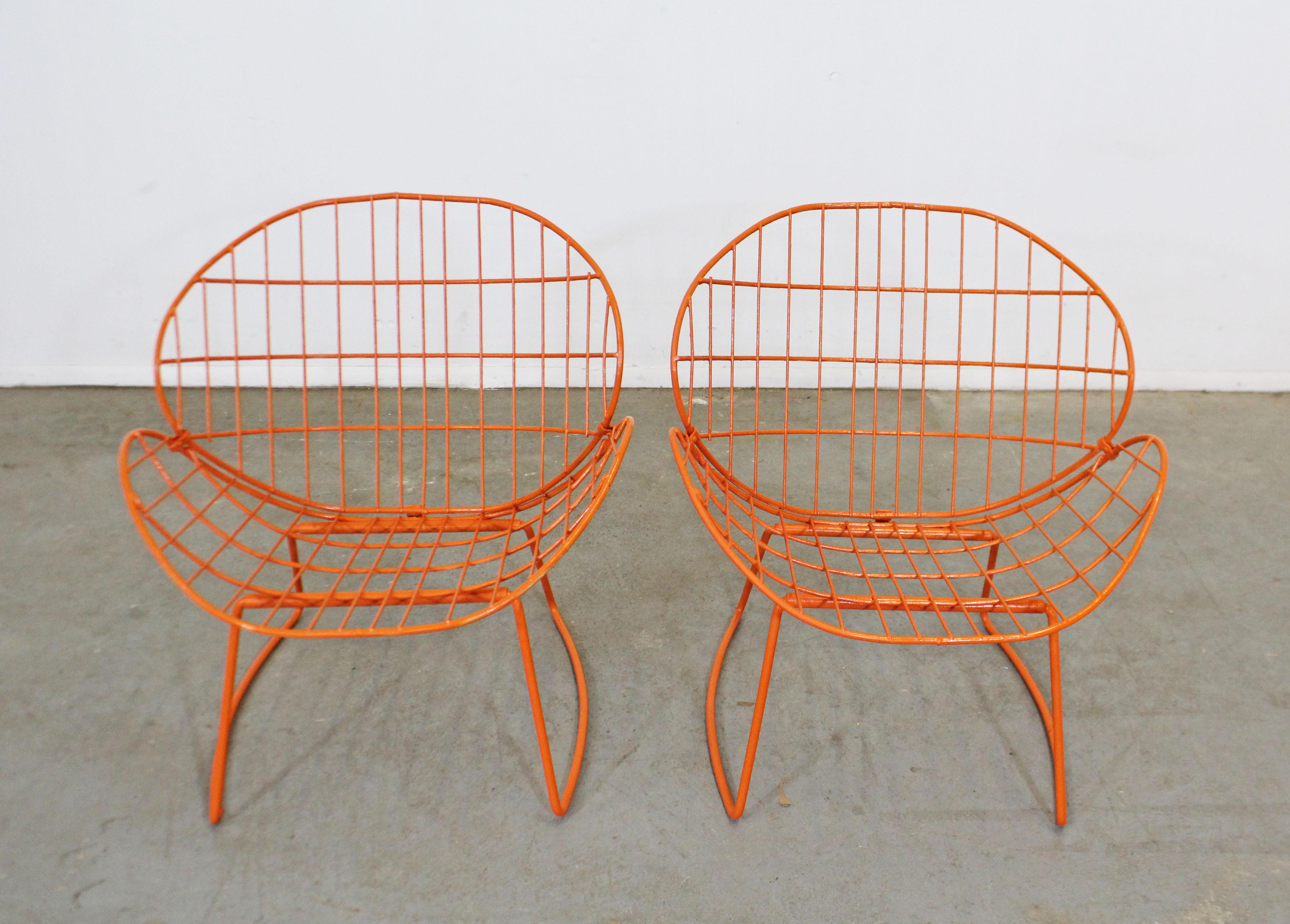20th Century Pair of Mid-Century Modern Salterini Style Clam Shell Outdoor Patio Chairs