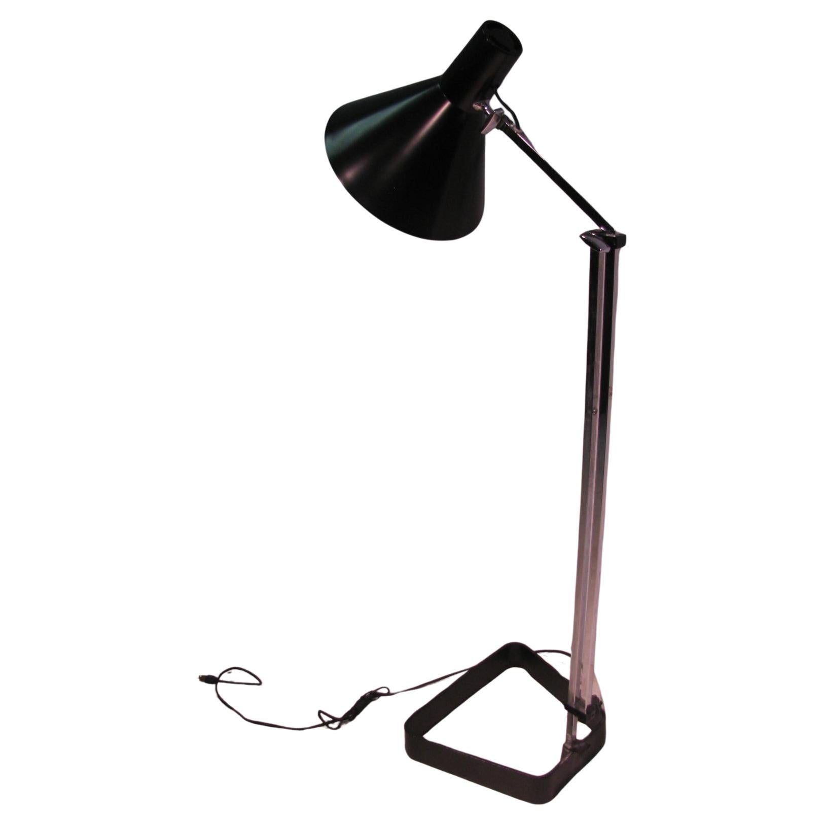 Mid-Century moderno Coppia di lampade da terra regolabili The Modern Scandinavian di metà secolo 3 Disponibile in vendita