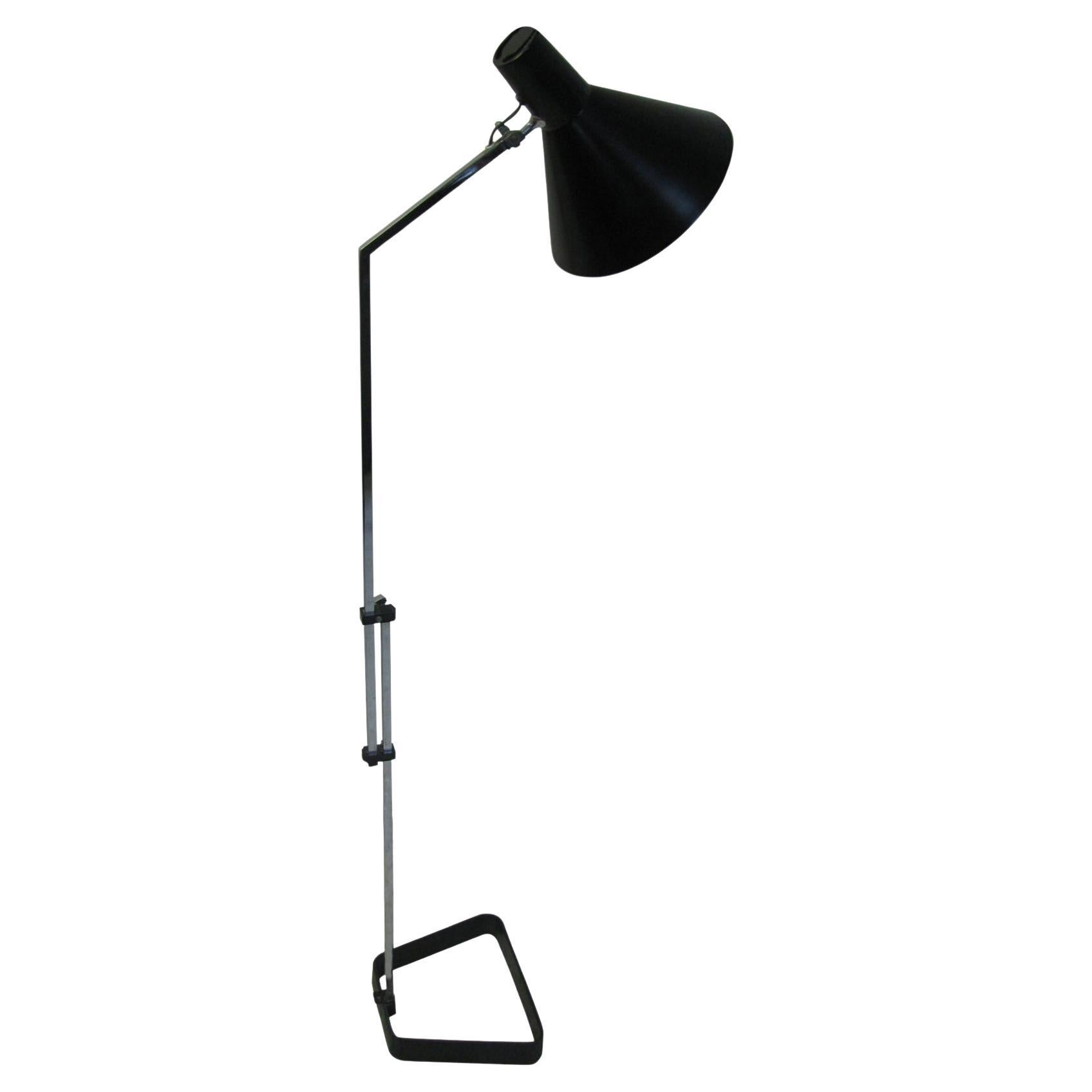 Coppia di lampade da terra regolabili The Modern Scandinavian di metà secolo 3 Disponibile In condizioni buone in vendita a Port Jervis, NY