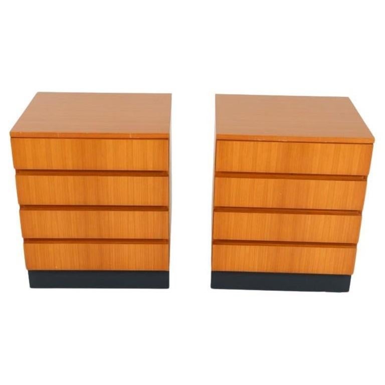 Scandinave moderne Paire de tables de nuit scandinaves modernes du milieu du siècle dernier en hêtre à 4 tiroirs en vente