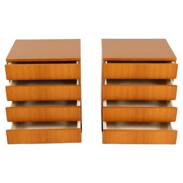 Travail du bois Paire de tables de nuit scandinaves modernes du milieu du siècle dernier en hêtre à 4 tiroirs en vente