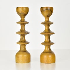 Paar skandinavische Mid-Century-Modern-Kerzenständer aus gedrechseltem Holz