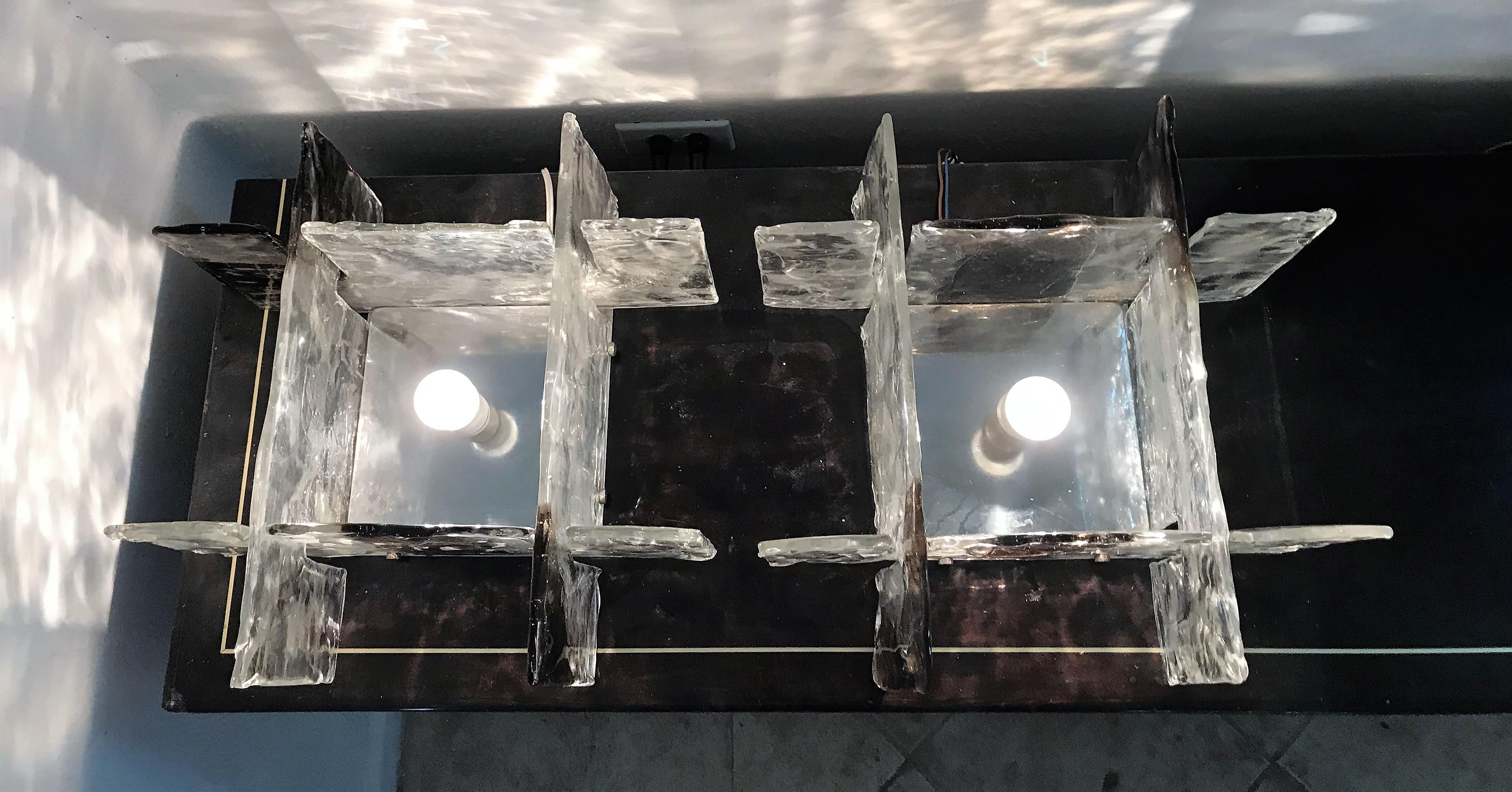 Paire d'appliques modernes du milieu du siècle par Carlo Nason pour Murano en verre de Murano clair et gris foncé.
Le prix est fixé par paire.