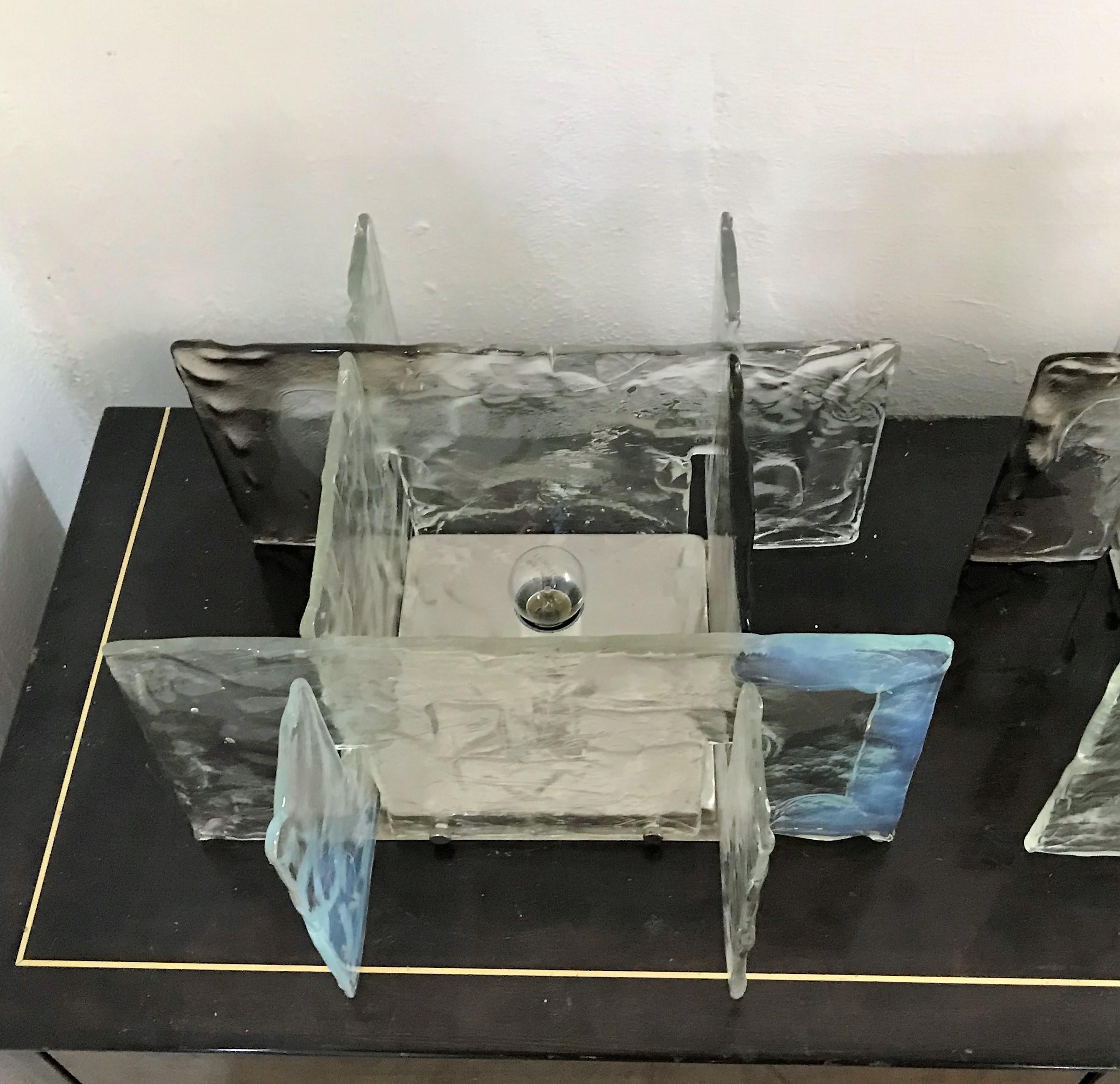 Paire d'appliques modernes du milieu du siècle par Carlo Nason pour Mazzega en verre de Murano clair, opalescent et gris foncé, vers 1970
Le prix est fixé par paire.