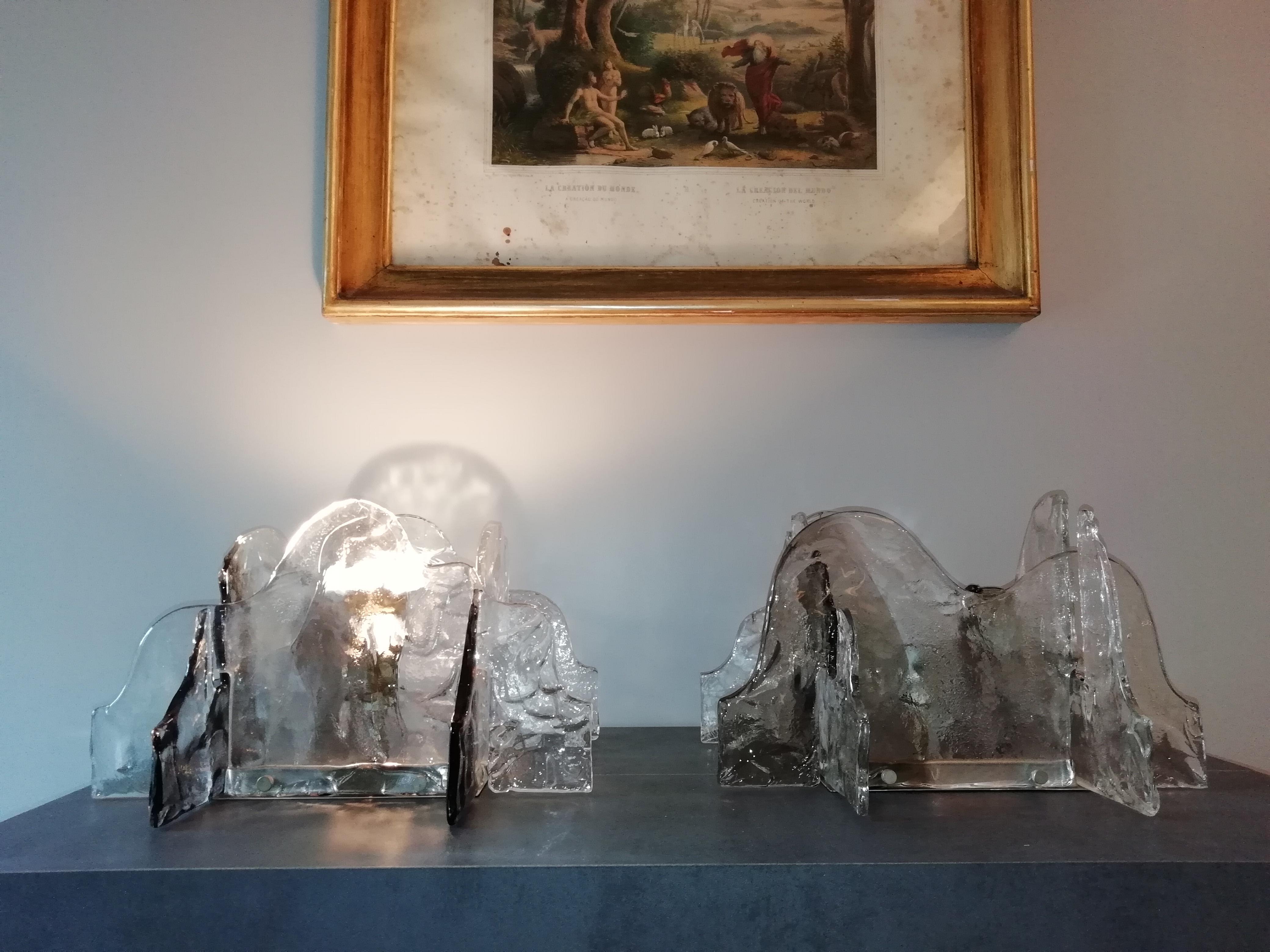 Paire d'appliques modernes du milieu du siècle par Carlo Nason pour Murano en verre de Murano clair, opalescent et gris brun foncé, vers 1970
Le prix est fixé par paire.
